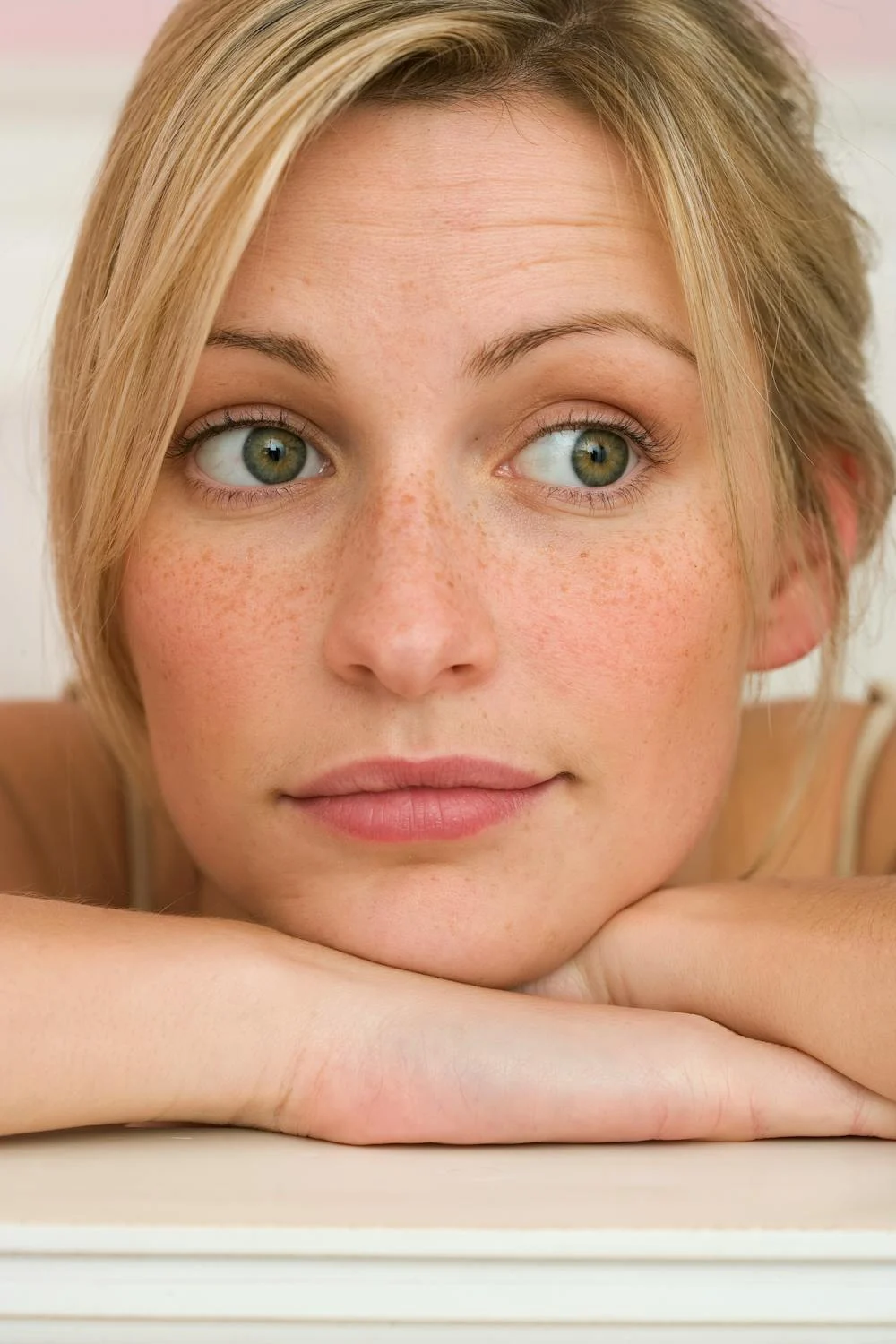 Eine gelangweilte Frau, die zur Seite schaut | Quelle: Pexels