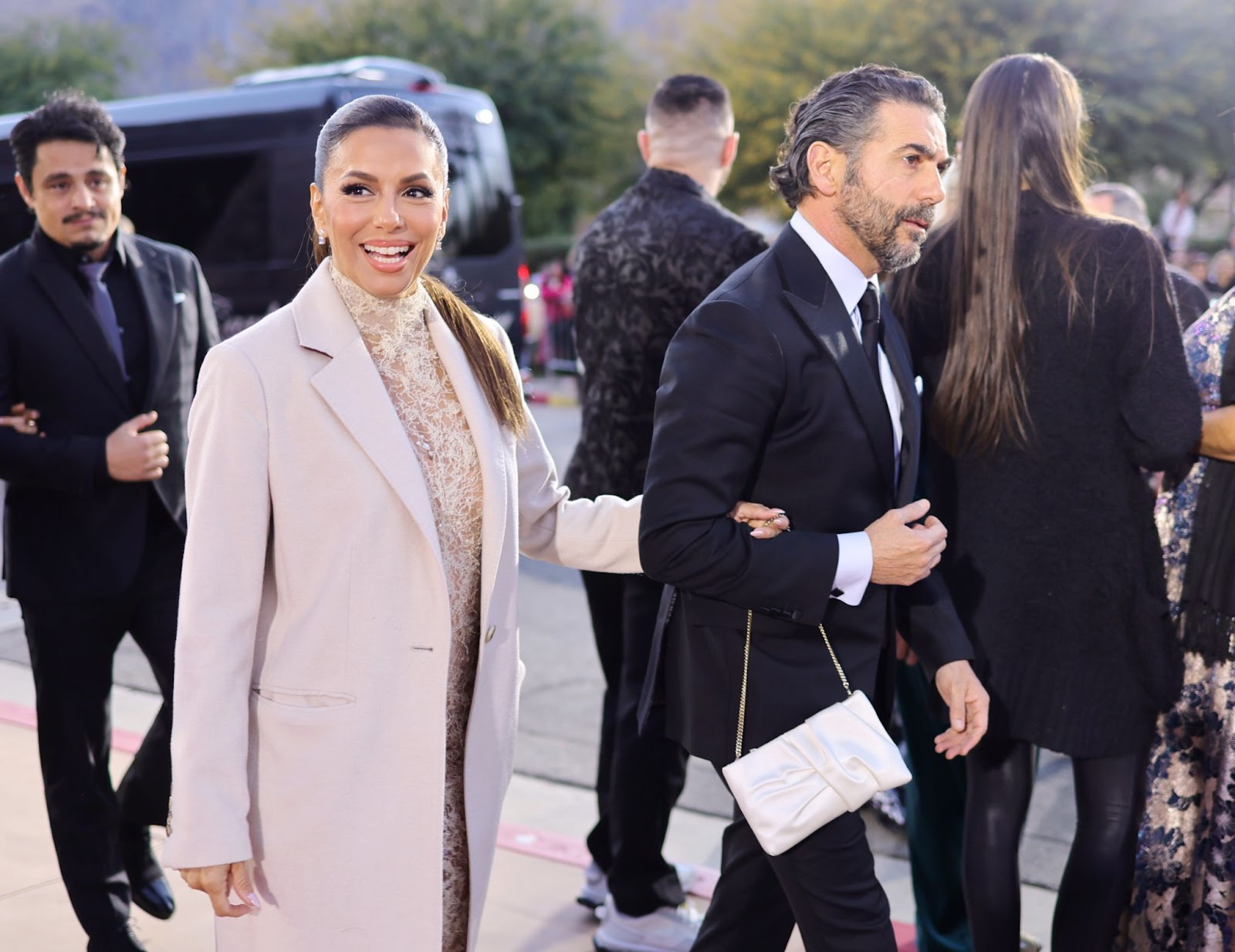 Eva Longoria und José Bastón bei den 35th Annual Palm Springs International Film Awards am 4. Januar 2024 in Palm Springs, Kalifornien. | Quelle: Getty Images