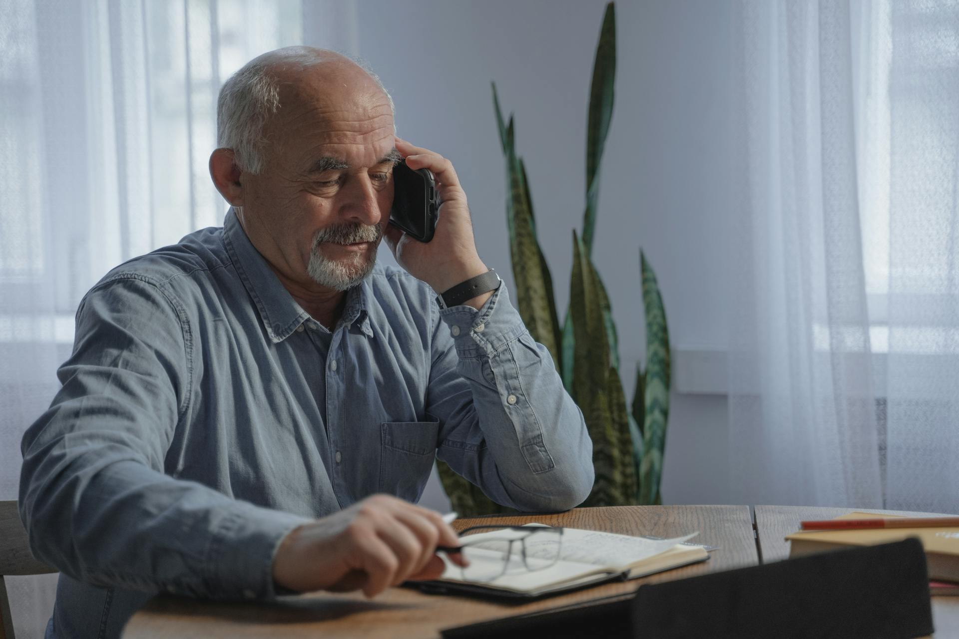 Ein älterer Mann, am Telefon spricht | Quelle: Midjourney