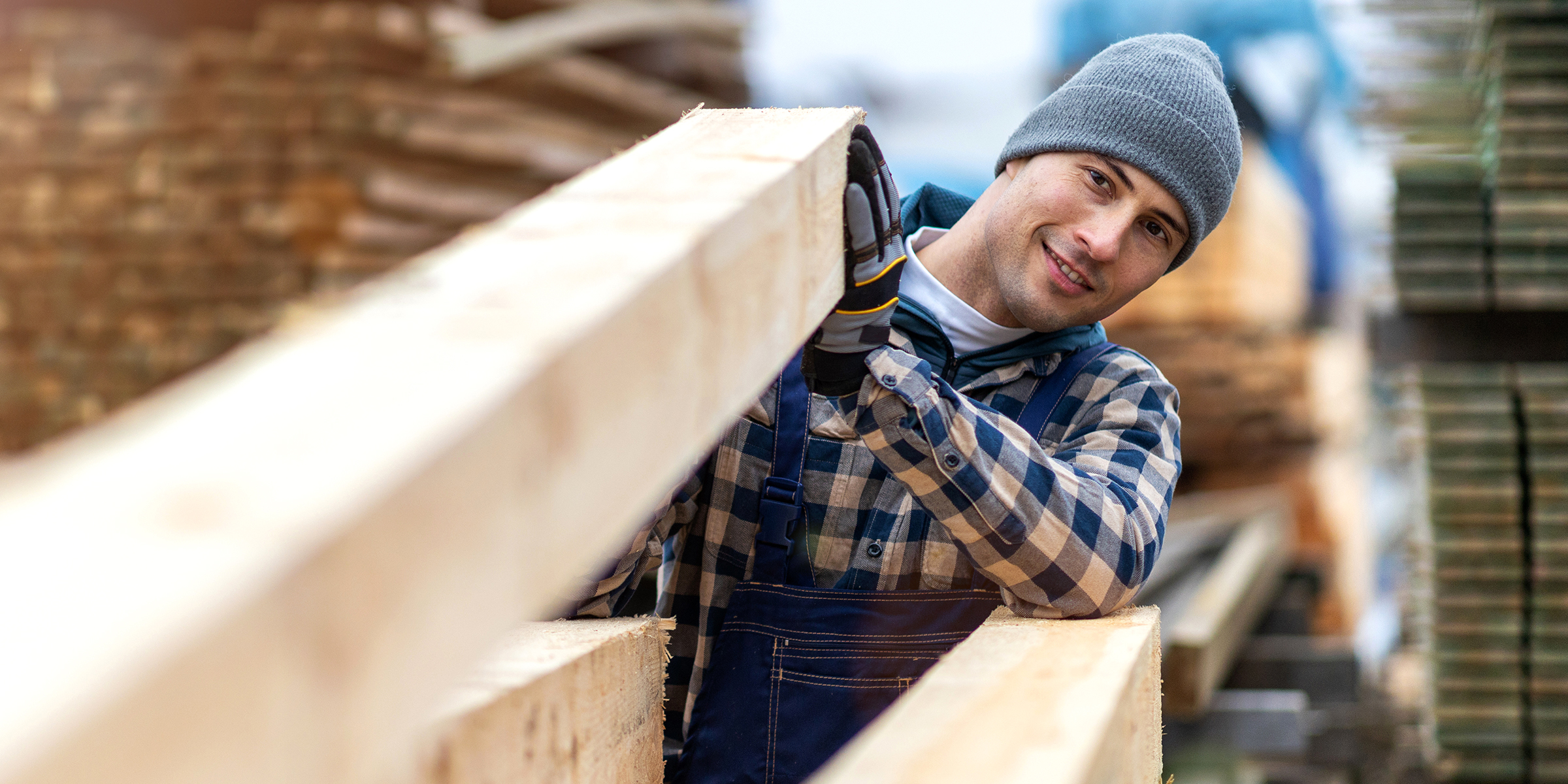 Ein Mann arbeitet auf einer Baustelle | Quelle: Shutterstock