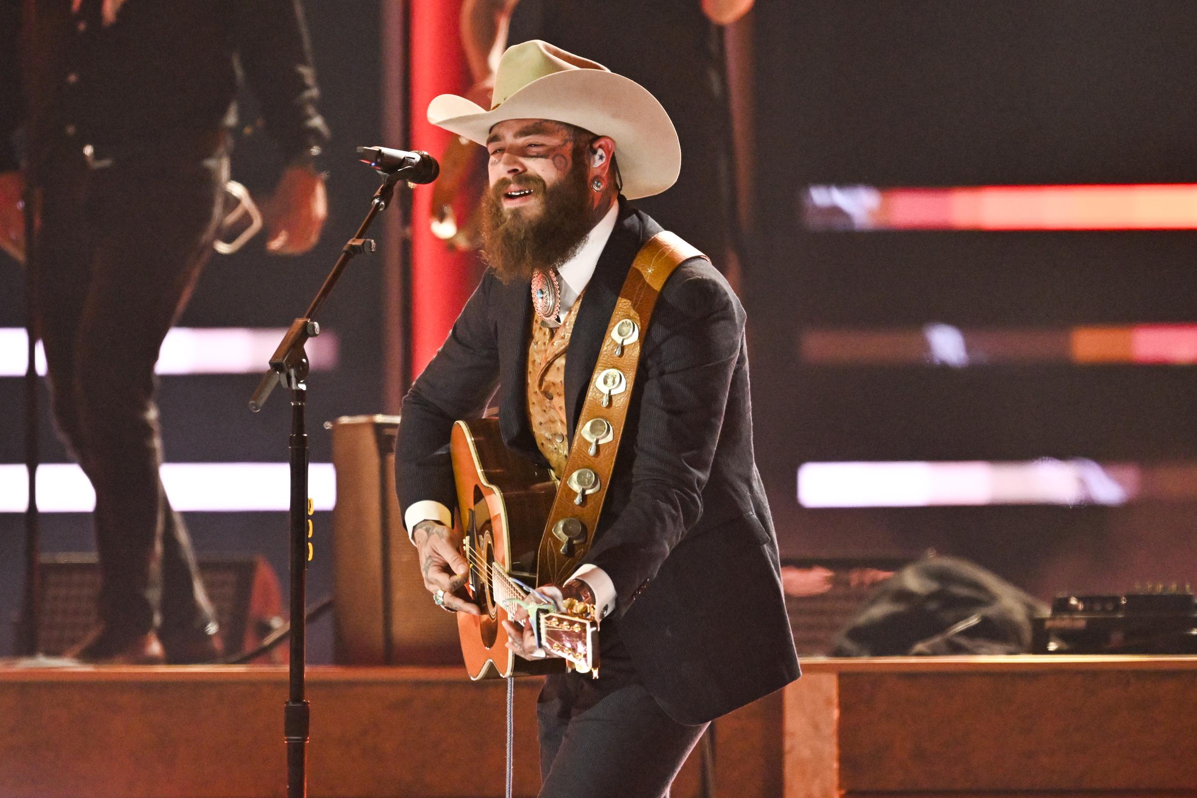 Post Malone tritt während der 58th Annual CMA Awards in der Bridgestone Arena am 20. November 2024 in Nashville, Tennessee, auf der Bühne auf | Quelle: Getty Images