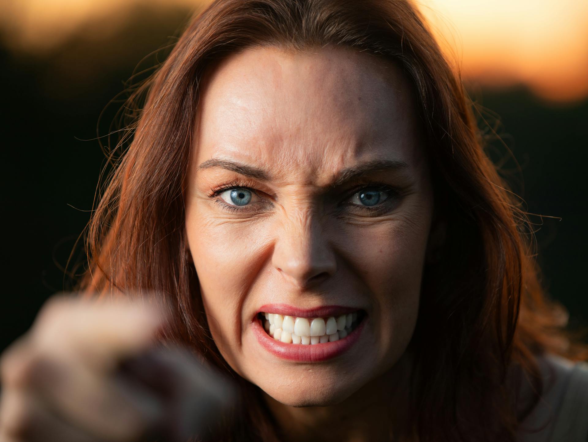Eine Frau, die wütend zu jemandem spricht | Quelle: Pexels