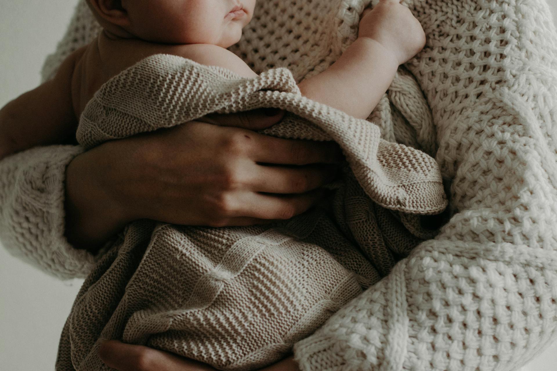 Person hält ein Baby | Quelle: Pexels
