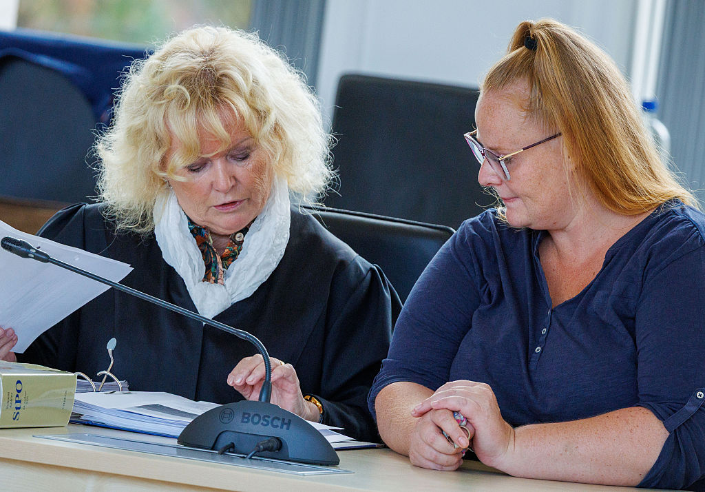 6. August 2026, Mecklenburg-Vorpommern, Rostock: Die Mutter des ermordeten 8-Jährigen (rechts) und die Rechtsanwältin Christine Habetha (links) sitzen im Gerichtssaal des Landgerichts, bevor der Mordprozess im Fall Fabian wieder aufgenommen wird. | Quelle: Getty Images