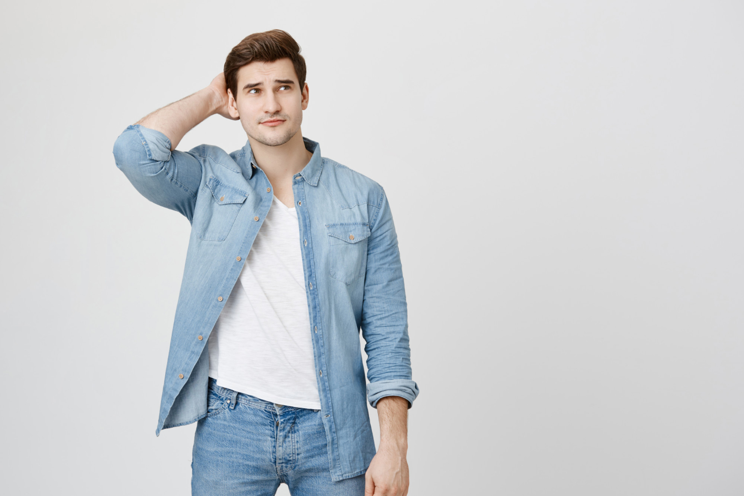 Ein verwirrter Mann | Quelle: Freepik