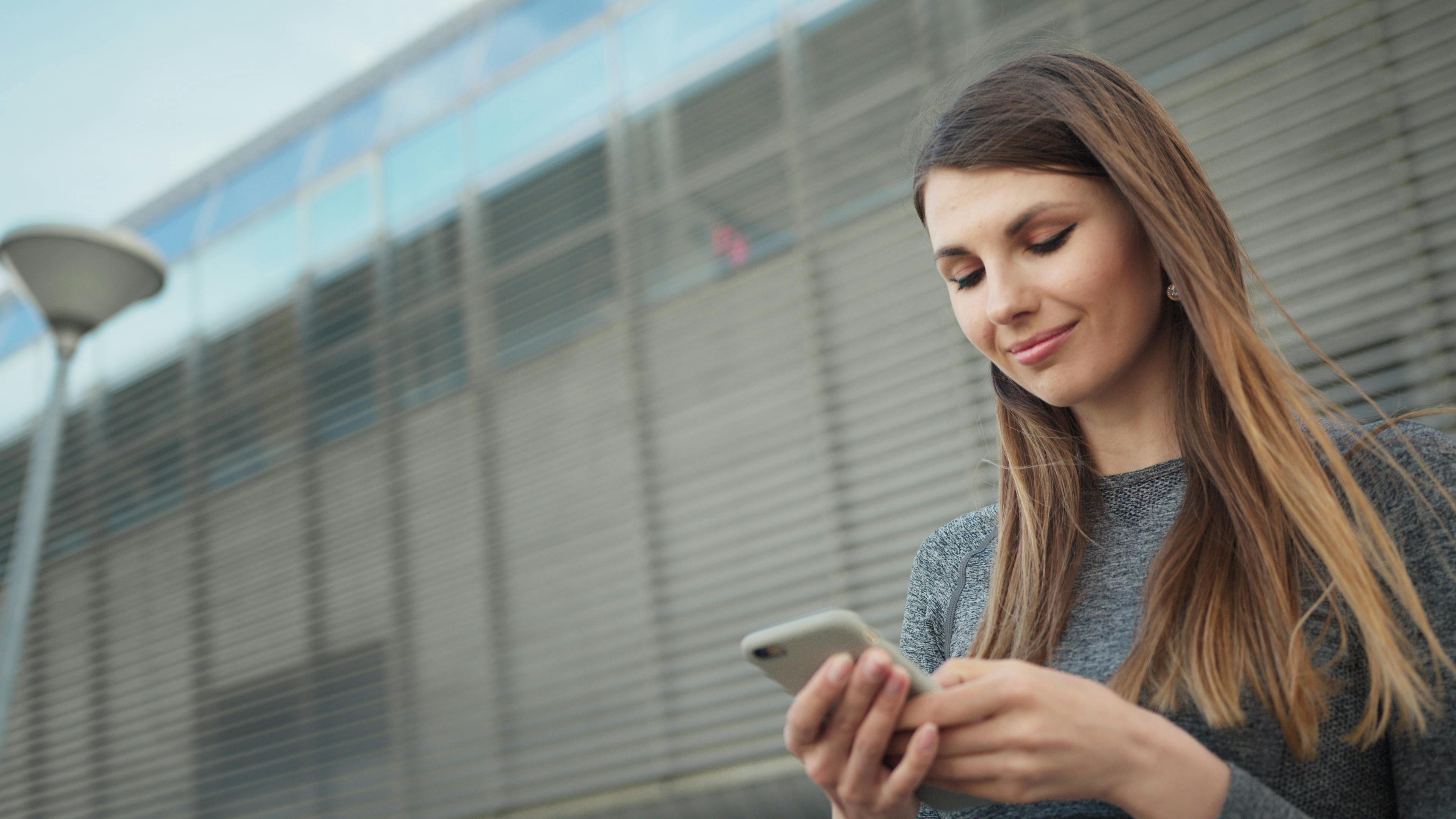 Frau am Telefon | Quelle: Pexels