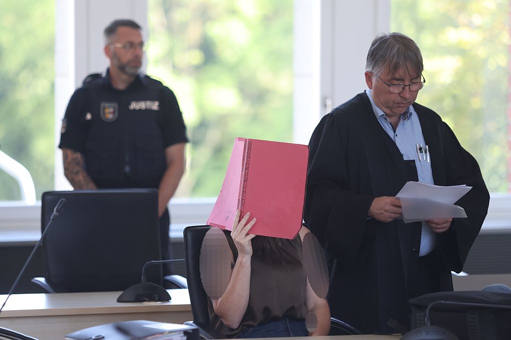 26. Juni 2026, Mecklenburg-Vorpommern, Rostock: Im Prozess wegen des Mordes an Fabian aus Güstrow sitzt der Angeklagte im Gerichtssaal des Landgerichts Rostock | Quelle: Getty Images