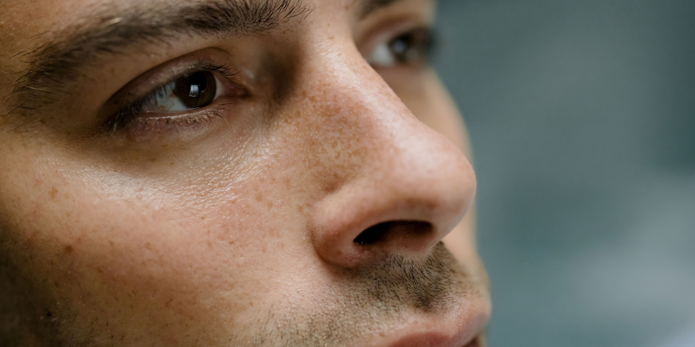 Die Nase eines Mannes aus der Nähe | Quelle: Pexels