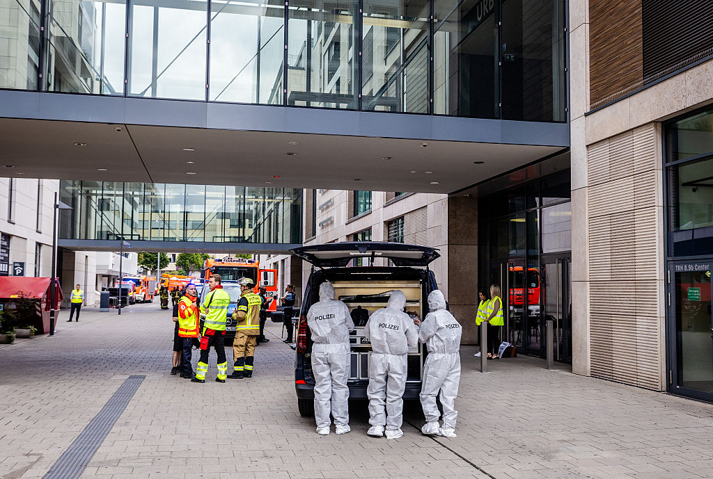 23. Juli 2026, Baden-Württemberg, Stuttgart: Im Rahmen eines großangelegten Polizeieinsatzes stehen Kriminaltechniker vor einem Einkaufszentrum in der Innenstadt. Im Inneren des Einkaufszentrums wurde eine Person schwer verletzt. Nach Angaben der Polizei ist der unbekannte Tatverdächtige auf der Flucht und wird gesucht. | Quelle: Getty Images