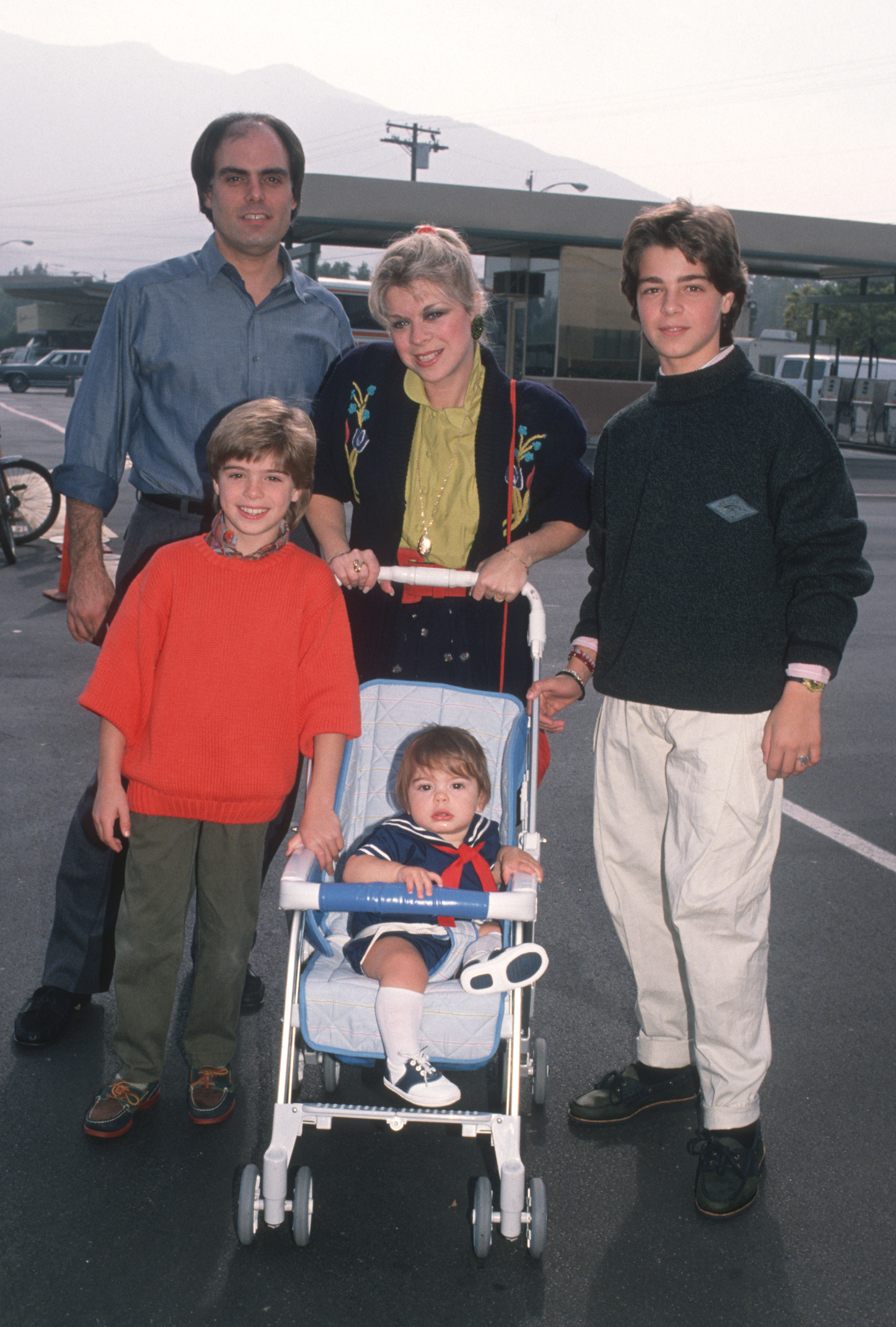 Die Geschwister mit ihren Eltern bei der Premiere von "Oliver & Company" in Los Angeles, 1988 | Quelle: Getty Images