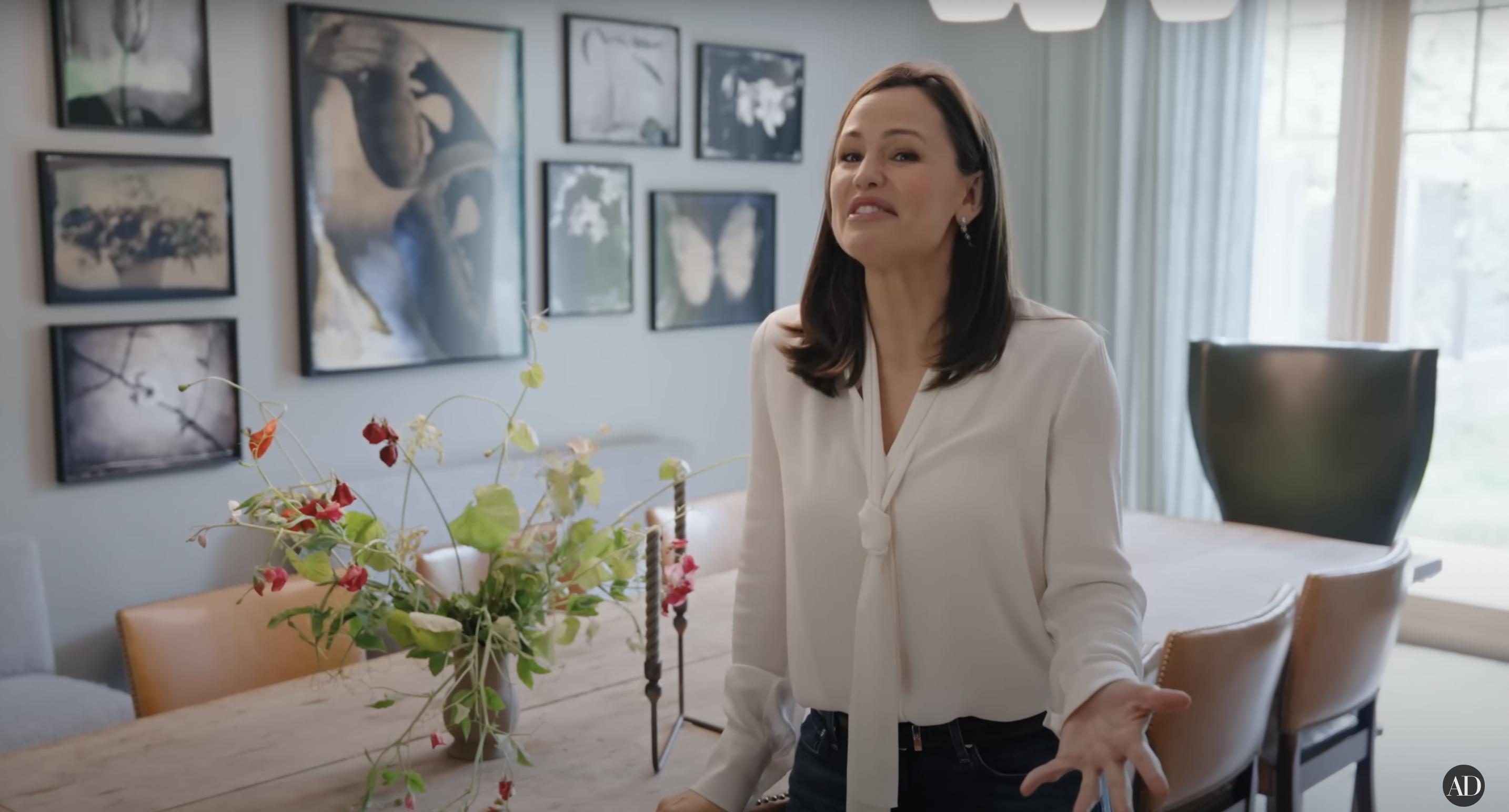 Jennifer Garner führt durch ihr Esszimmer, vom 3. September 2024 | Quelle: YouTube/@Archdigest