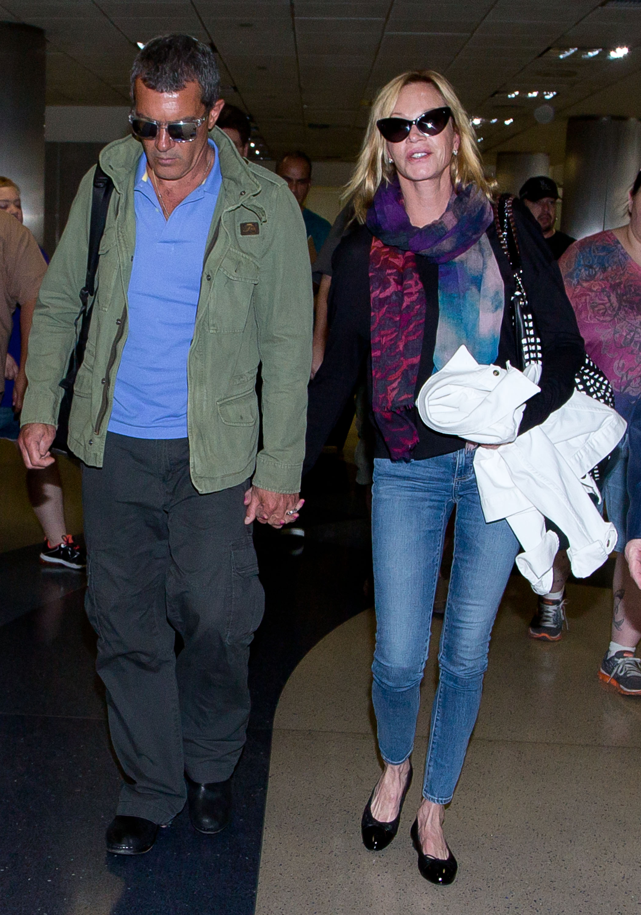 Antonio Banderas und Melanie Griffith werden am 16. März 2014 am Flughafen LAX in Los Angeles, Kalifornien, gesichtet. | Quelle: Getty Images