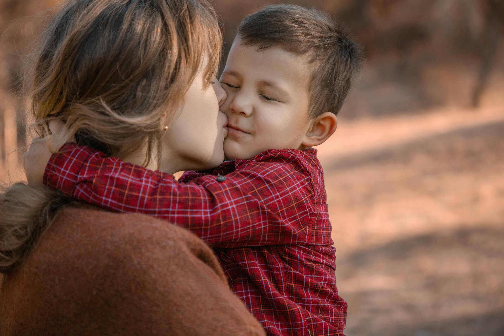 Mutter küsst ihren kleinen Sohn | Quelle: Pexels