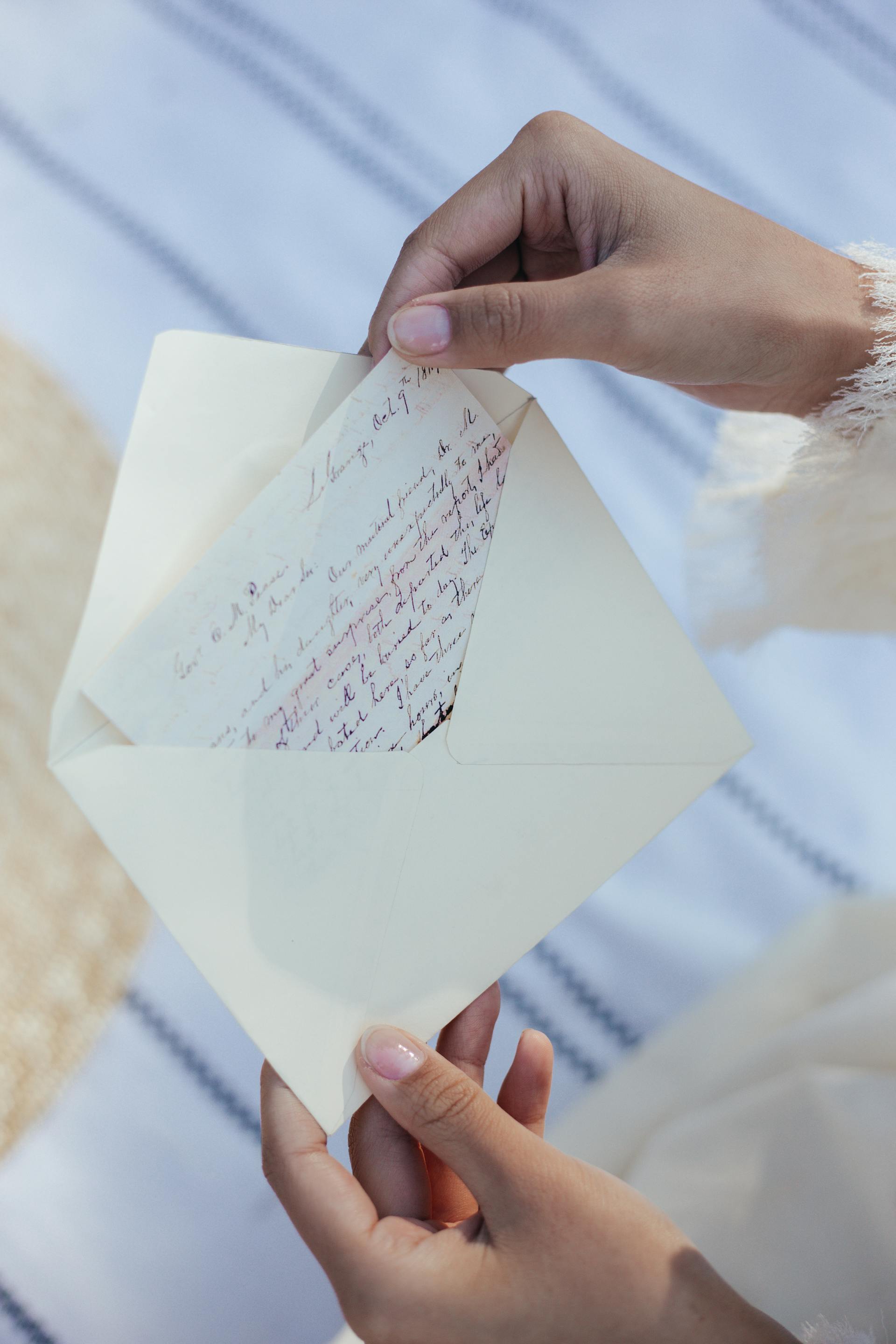 Eine Frau, die einen Brief herauszieht | Quelle: Pexels