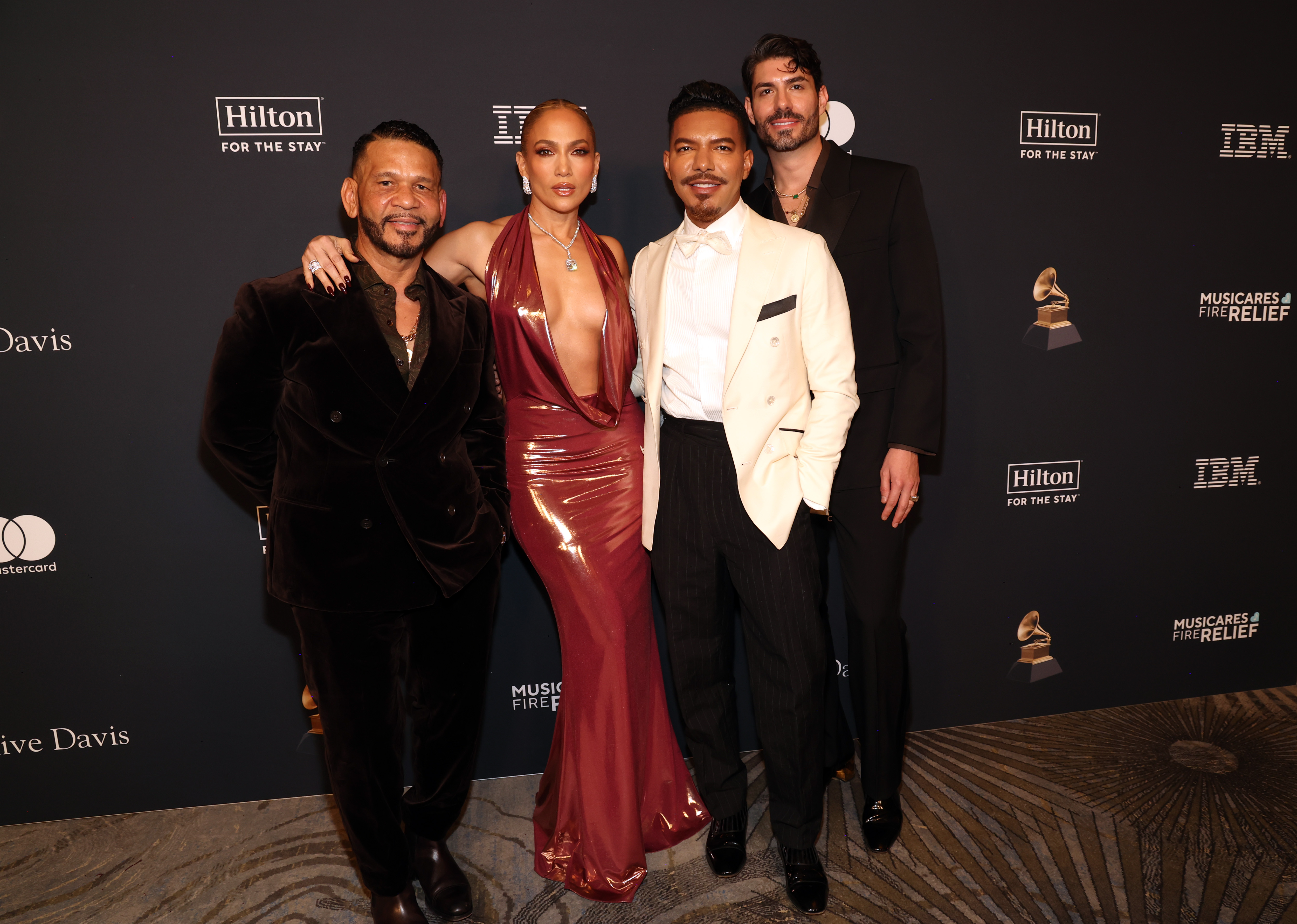 Benny Medina und Jennifer Lopez posieren mit zwei anderen Teilnehmern bei der 67th Annual Grammy Awards Pre-Grammy Gala. | Quelle: Getty Images