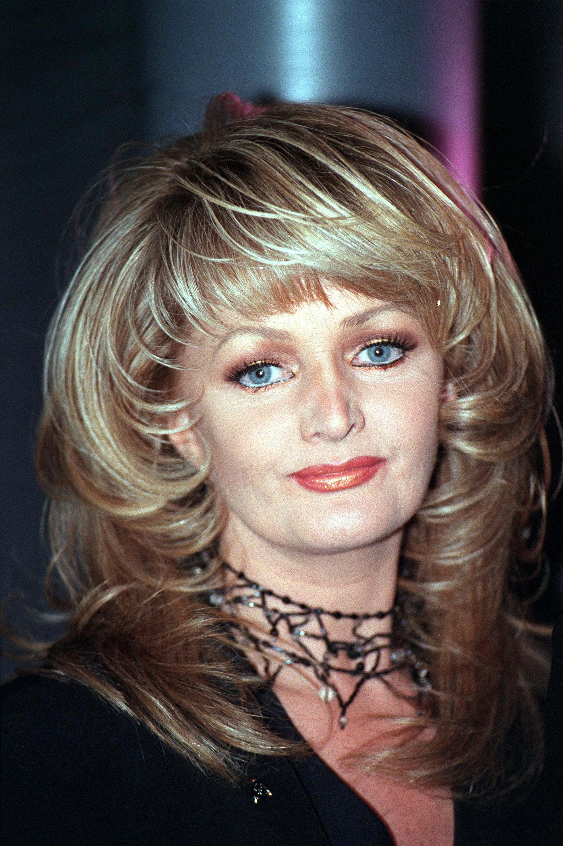 Bonnie war am bekanntesten für den Song „Total Eclipse of the Heart.“ Bei dieser Veranstaltung nahm sie im Februar 1999 in London, England, an der Launch-Party von Rick Wakeman für die Platte „Return to the Centre of the Earth“ in den Earth Galleries im Natural History Museum teil. | Quelle: Getty Images