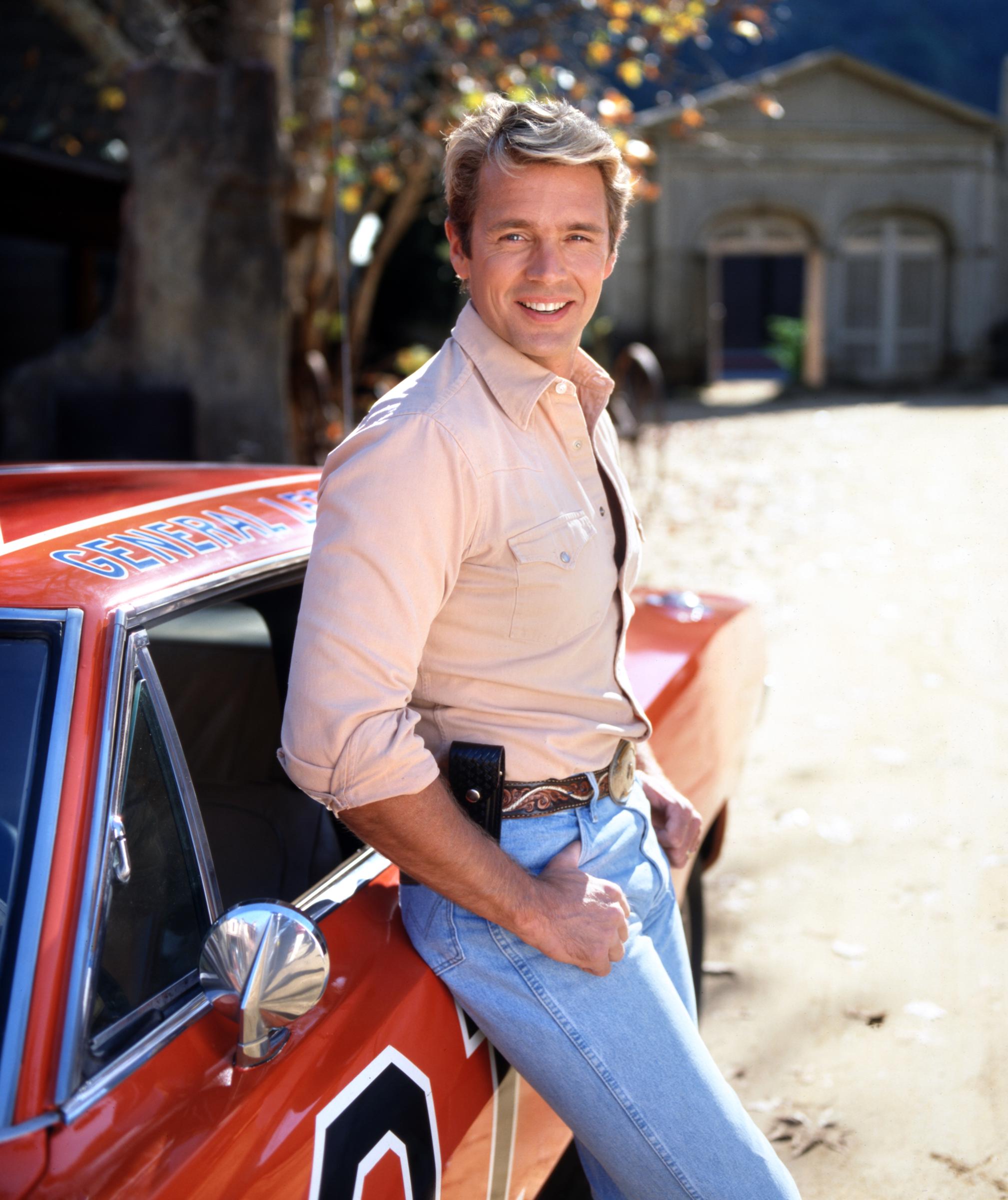 John Schneider am Set von "The Dukes of Hazzard: Reunion!" 1997 | Quelle: Getty Images