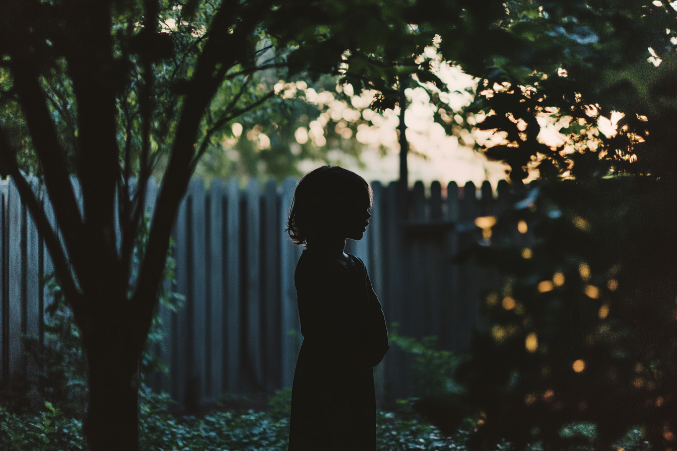 Eine Silhouette eines Mädchens | Quelle: Midjourney