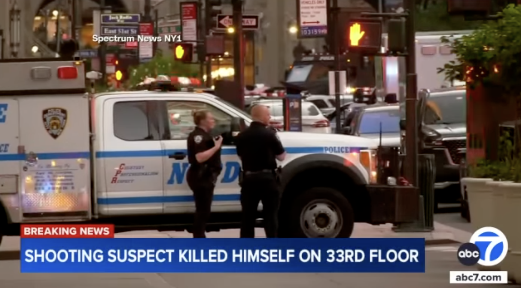 NYPD-Beamte, die am 28. Juli 2025 vor der 345 Park Avenue in Midtown, Manhattan, stationiert sind. | Quelle: YouTube/ABC7