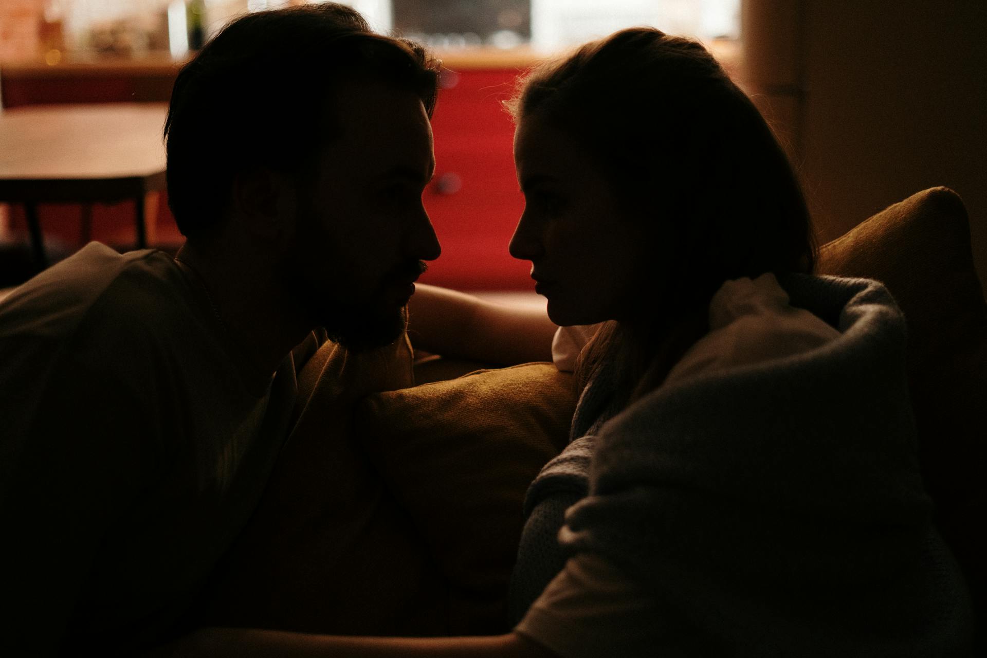 Ein Paar starrt sich an | Quelle: Pexels