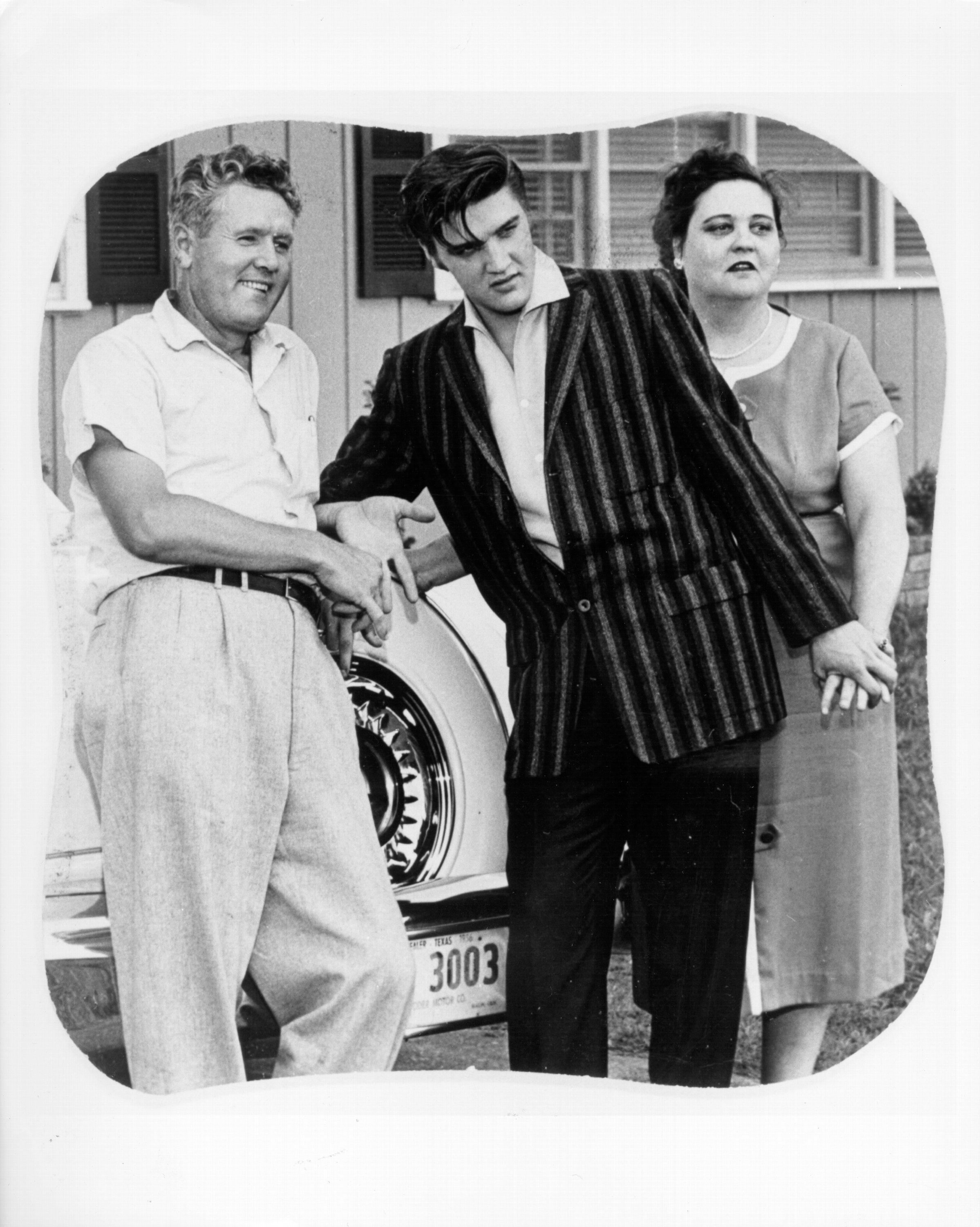 Rock'n'Roll-Sänger Elvis Presley posiert mit seinen Eltern Vernon und Gladys Presley um 1956 für ein Porträt. |  Quelle: Getty Images