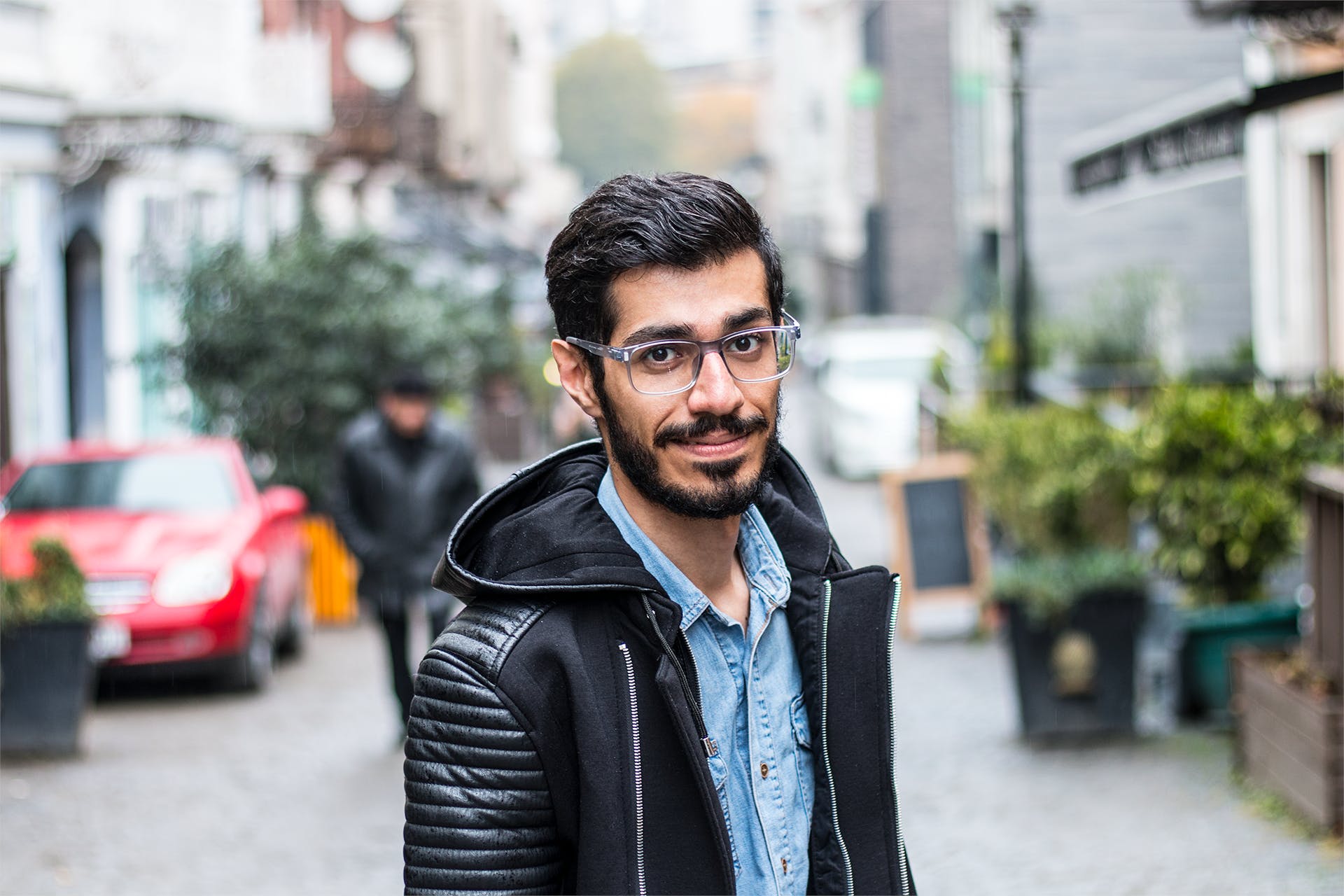 Ein Mann, der eine Brille trägt, während er auf einer Straße geht | Quelle: Pexels