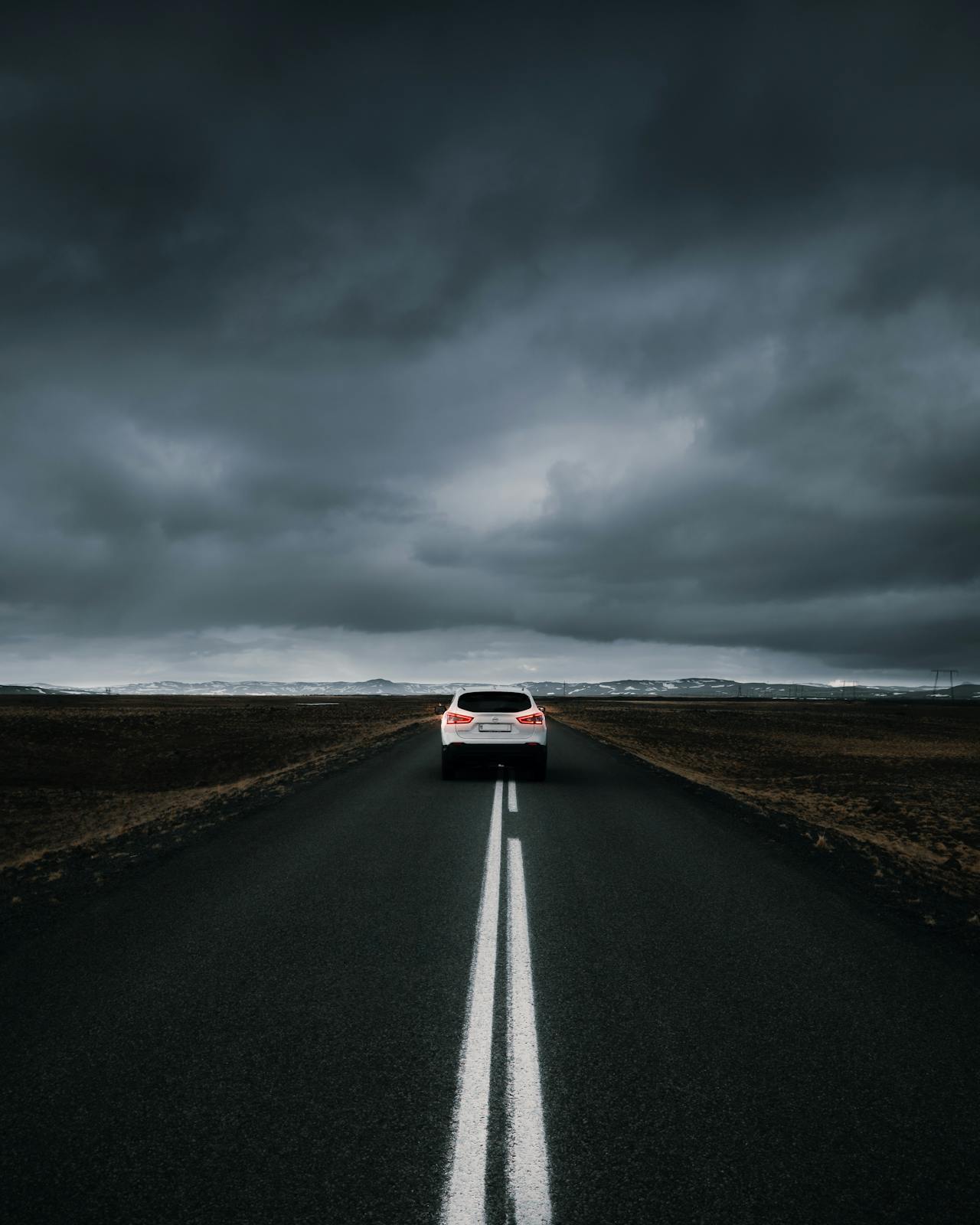 Ein weißes Auto auf der Straße | Quelle: Pexels