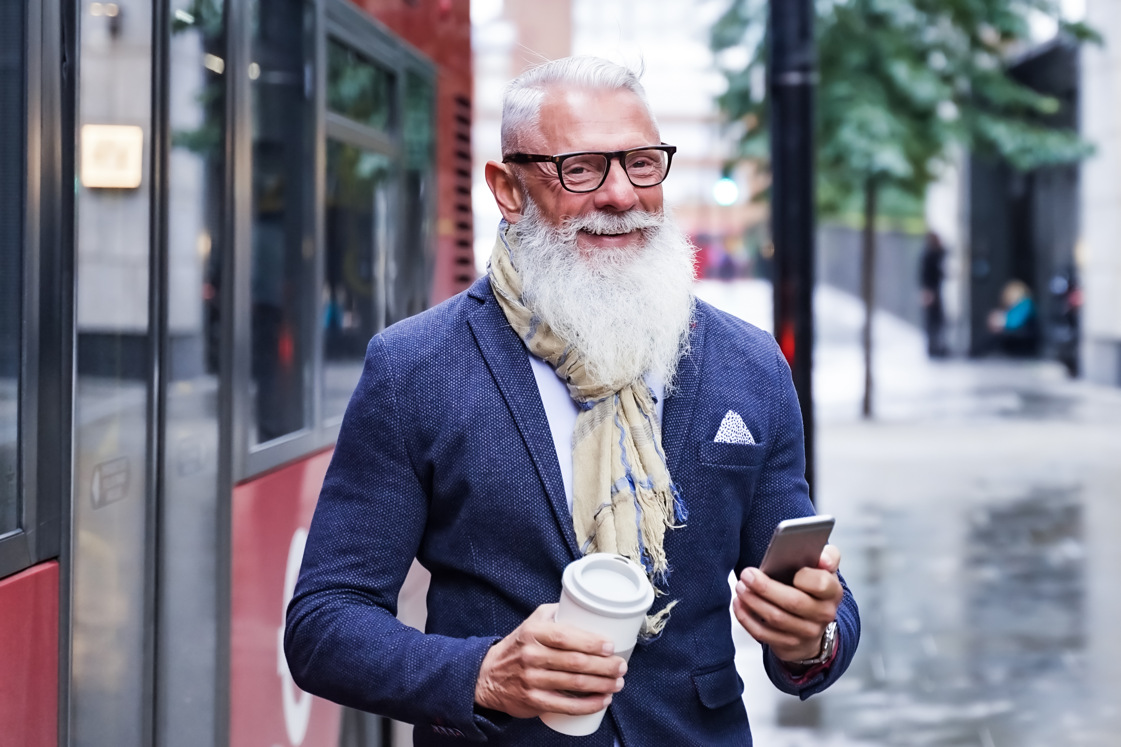 Ein älterer Mann, der auf einer Straße geht | Quelle: Shutterstock
