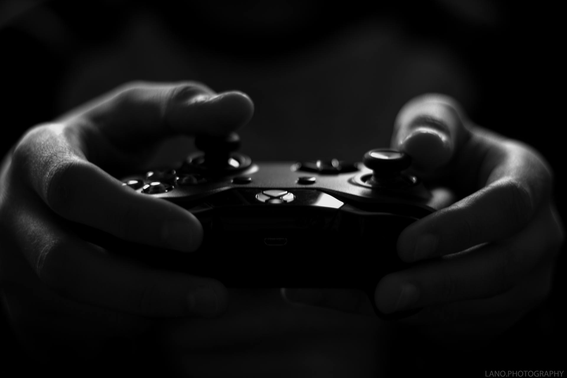 Eine Person hält einen Gaming-Controller | Quelle: Pexels