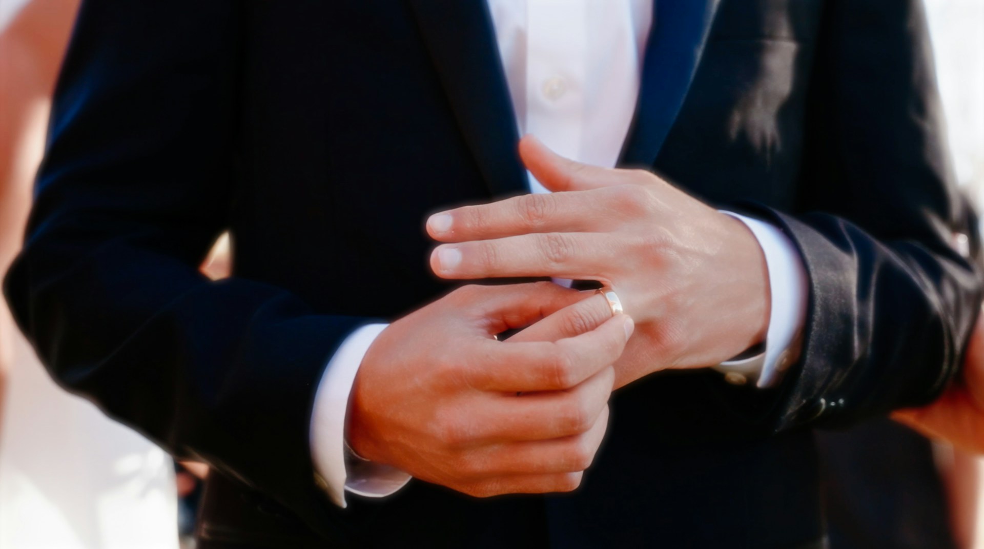 Ein Mann nimmt seinen Ring ab | Quelle: Unsplash