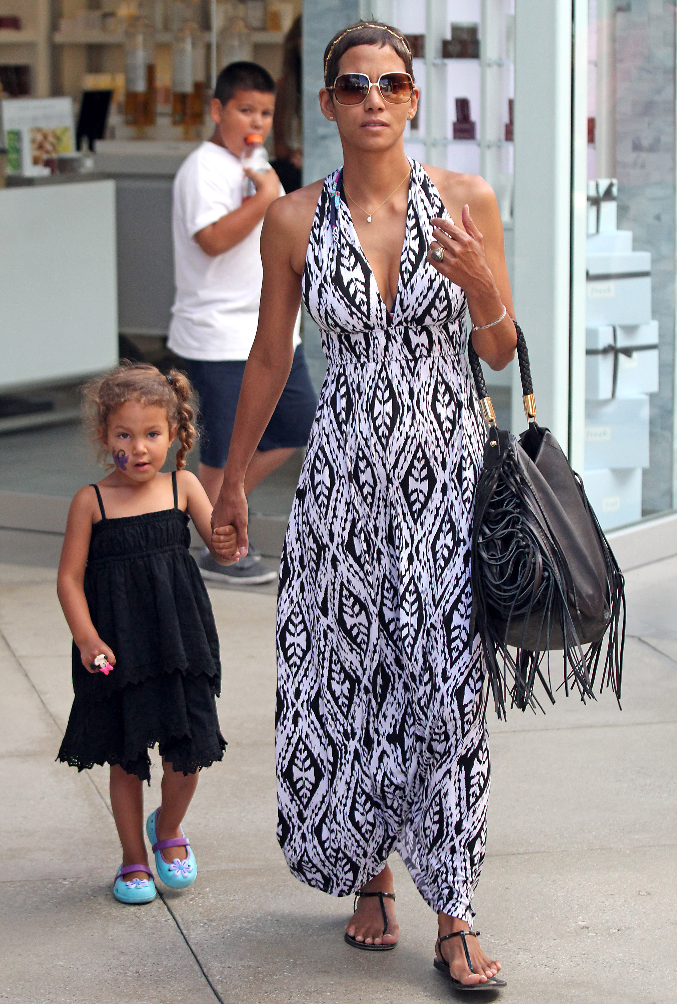 Halle Berry und ihre Tochter Nahla Aubry werden am 26. Juli 2011 beim Einkaufen gesehen | Quelle: Getty Images