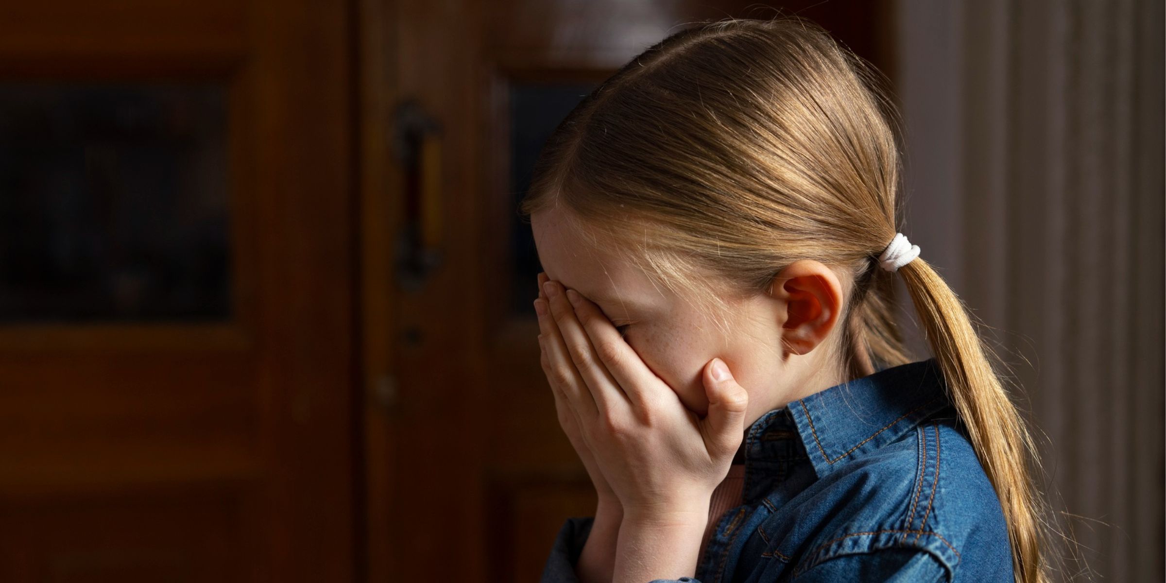 Ein Mädchen, das sein Gesicht in den Händen vergräbt | Quelle: Freepik