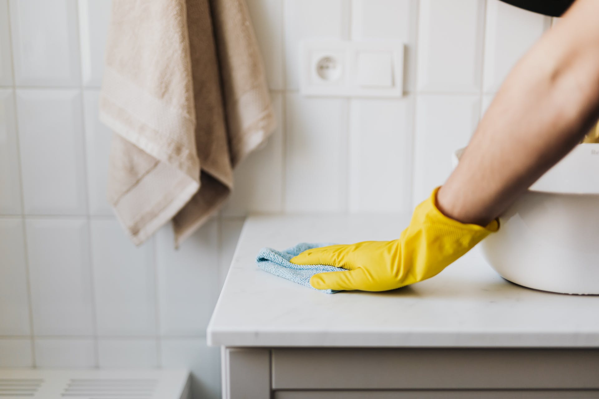 Person beim Putzen des Badezimmers | Quelle: Pexels
