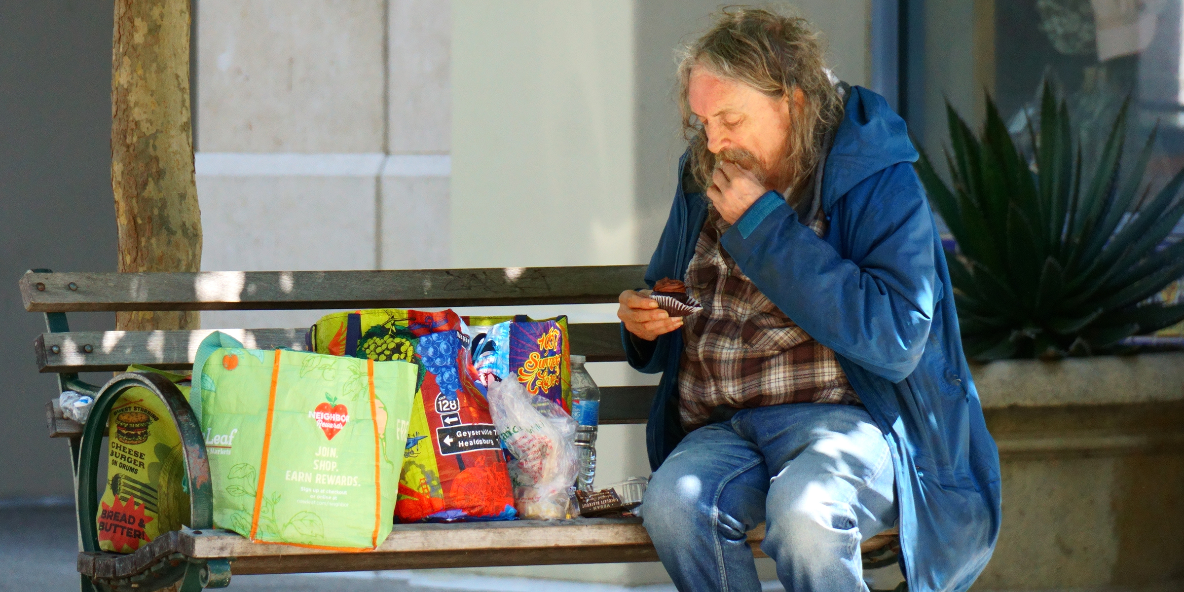 Ein obdachloser Mann beim Essen | Quelle: Shutterstock