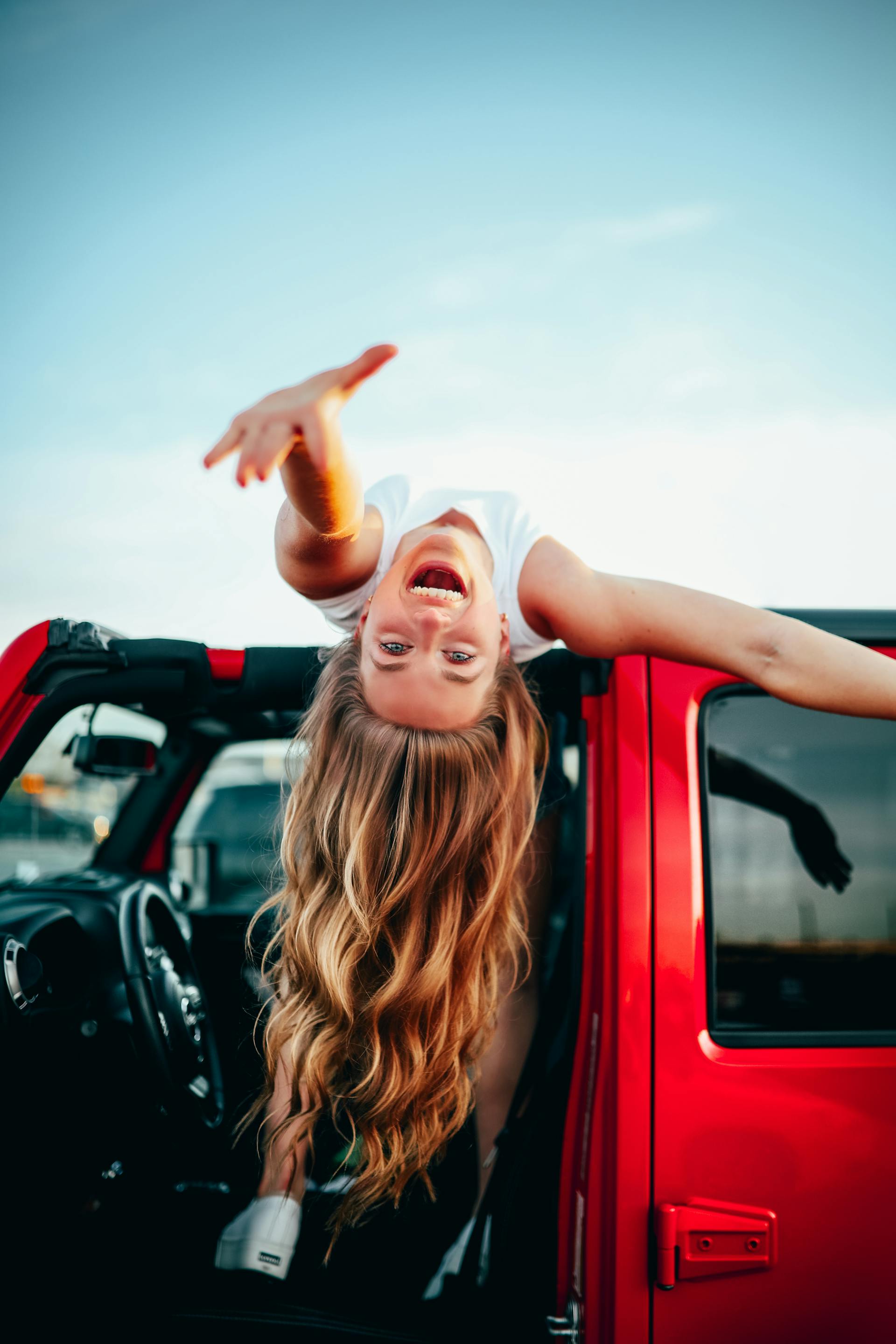 Ein glückliches Mädchen in einem Auto | Quelle: Pexels