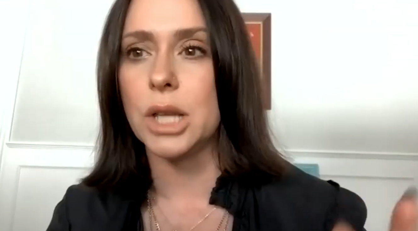 Jennifer Love Hewitt erzählt in ihrem Interview bei „Inside of You with Michael Rosenbaum“ von den negativen Reaktionen, die sie wegen Social-Media-Filtern erfahren hat. | Quelle: YouTube/Inside of You with Michael Rosenbaum