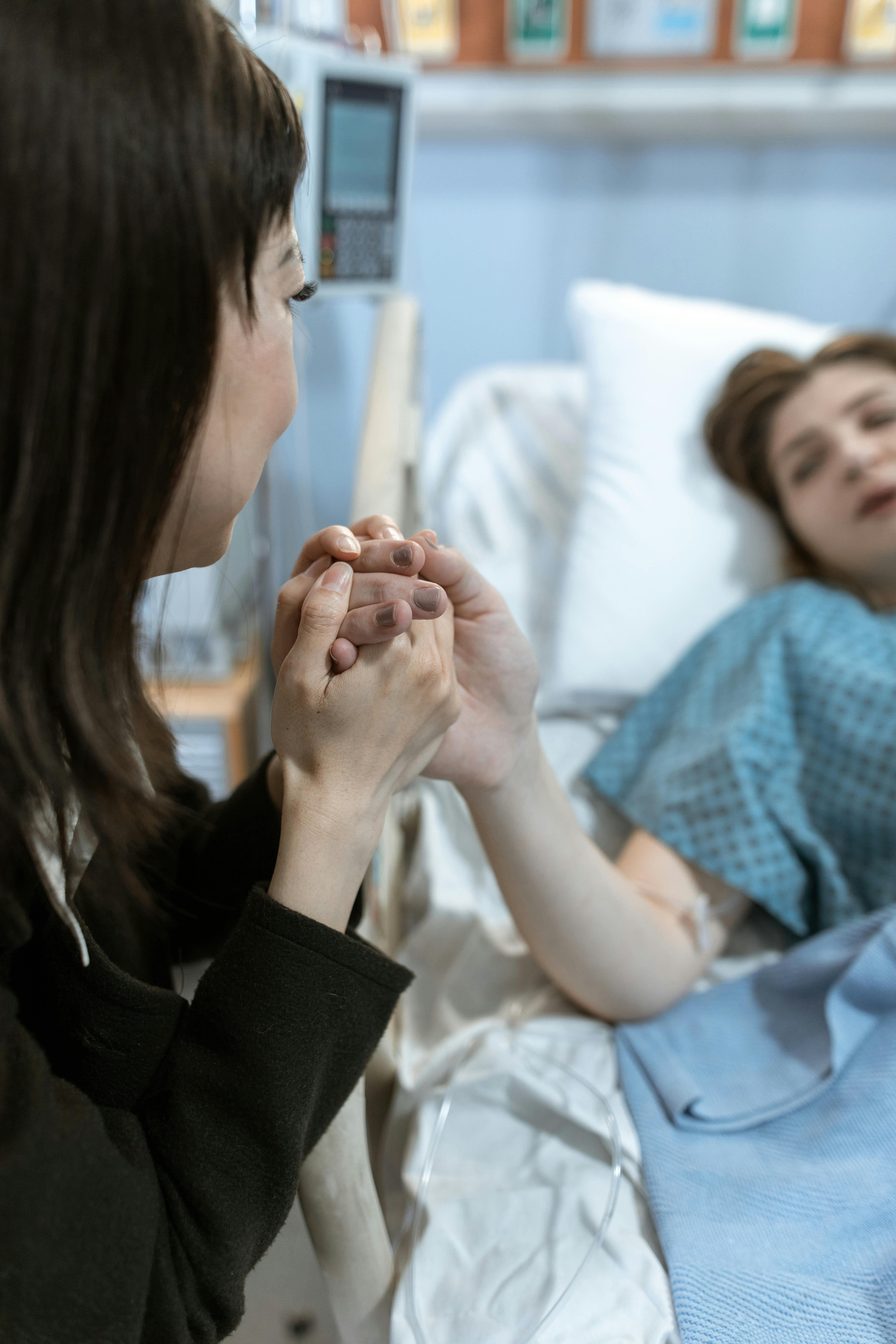 Frau hält die Hand einer kranken Frau | Quelle: Pexels