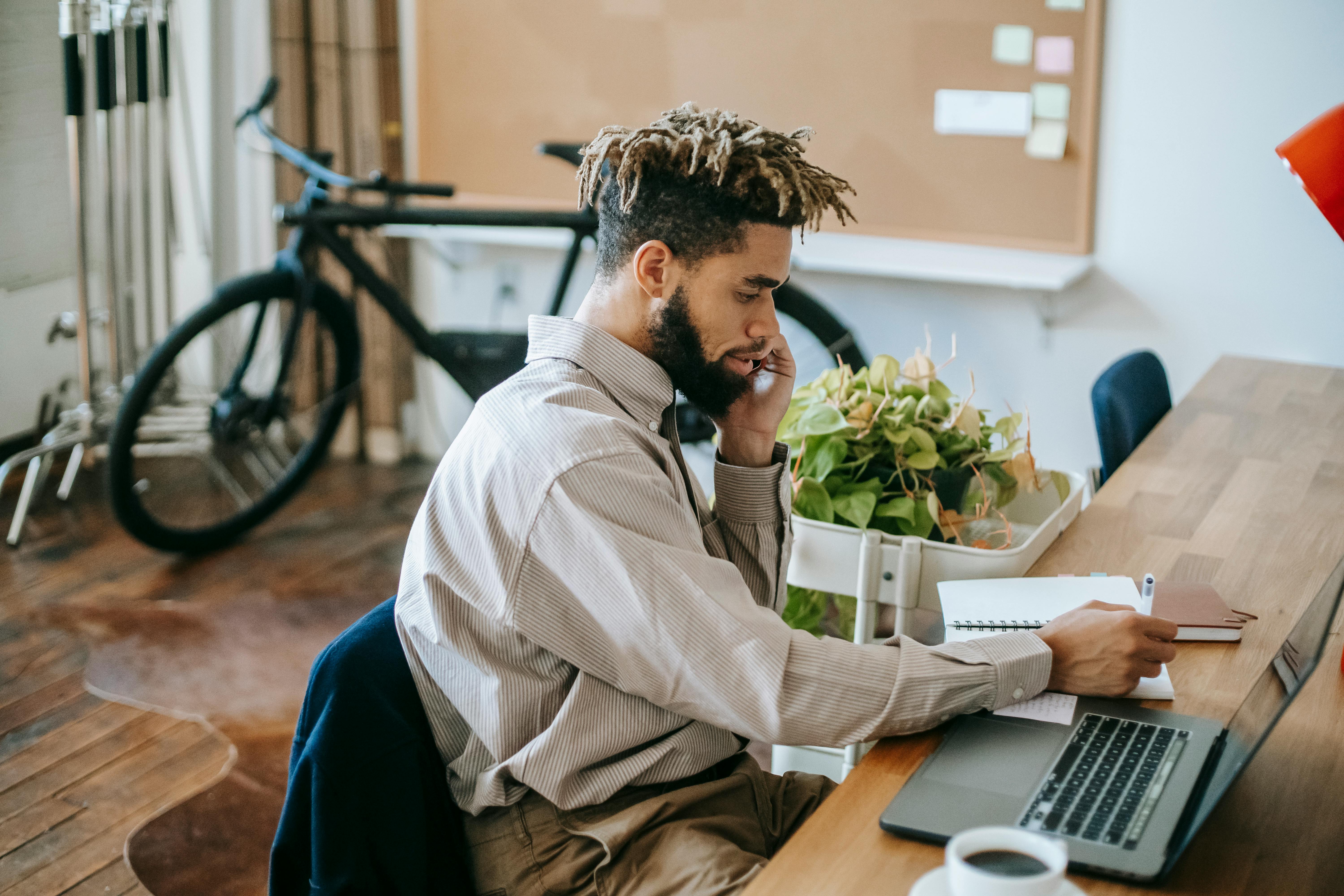 Ein Mann telefoniert bei der Arbeit | Quelle: Pexels