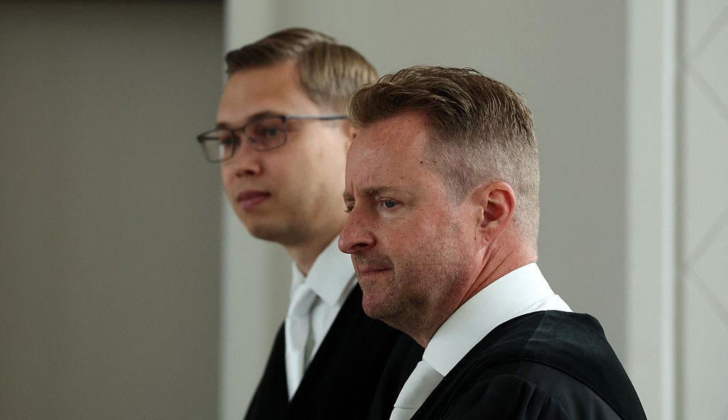 24. August 2026, Mecklenburg-Vorpommern, Rostock: Oliver Schley (von links nach rechts), Staatsanwalt, und Harald Nowack, leitender Staatsanwalt, warten im Landgerichtssaal auf die Fortsetzung des Mordprozesses im Fall Fabian | Quelle: Getty Images