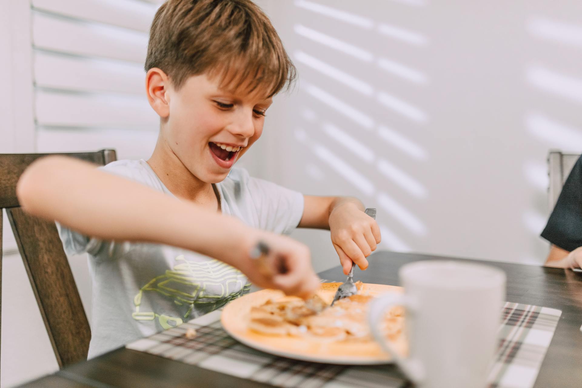 Ein Junge beim Essen | Quelle: Pexels