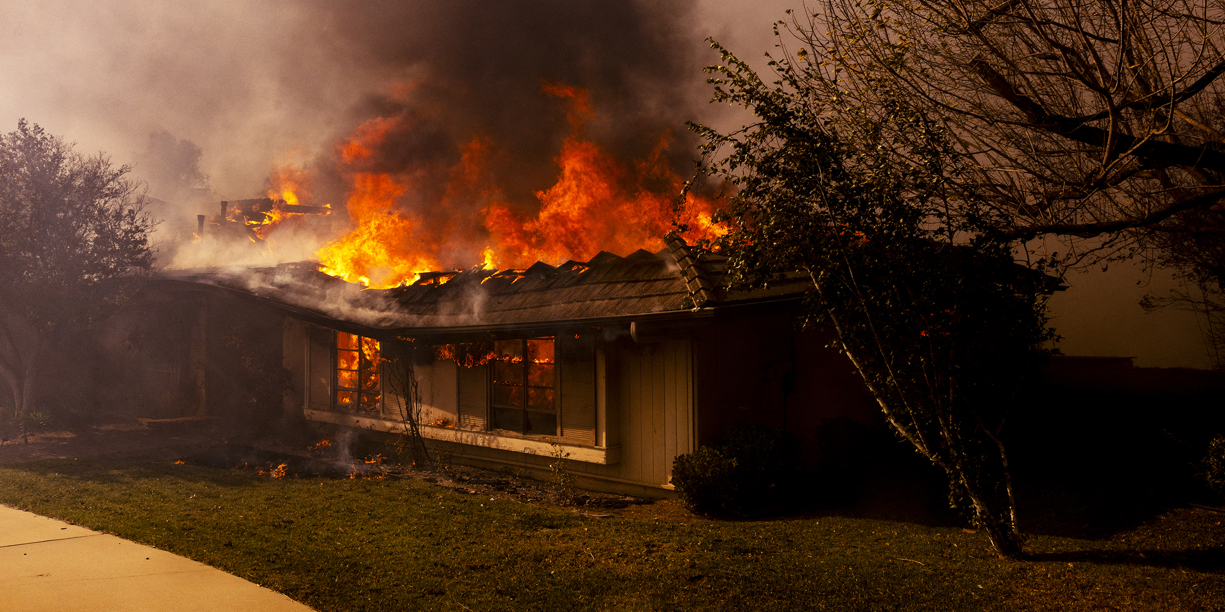 Flammen verschlingen ein Haus | Quelle: Getty Images