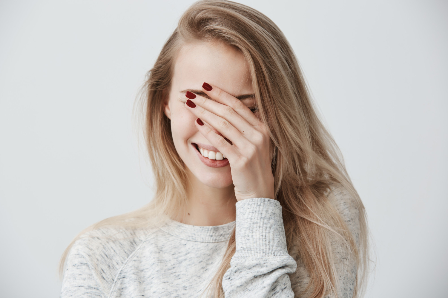 Eine schüchterne und erfreute Frau | Quelle: Freepik