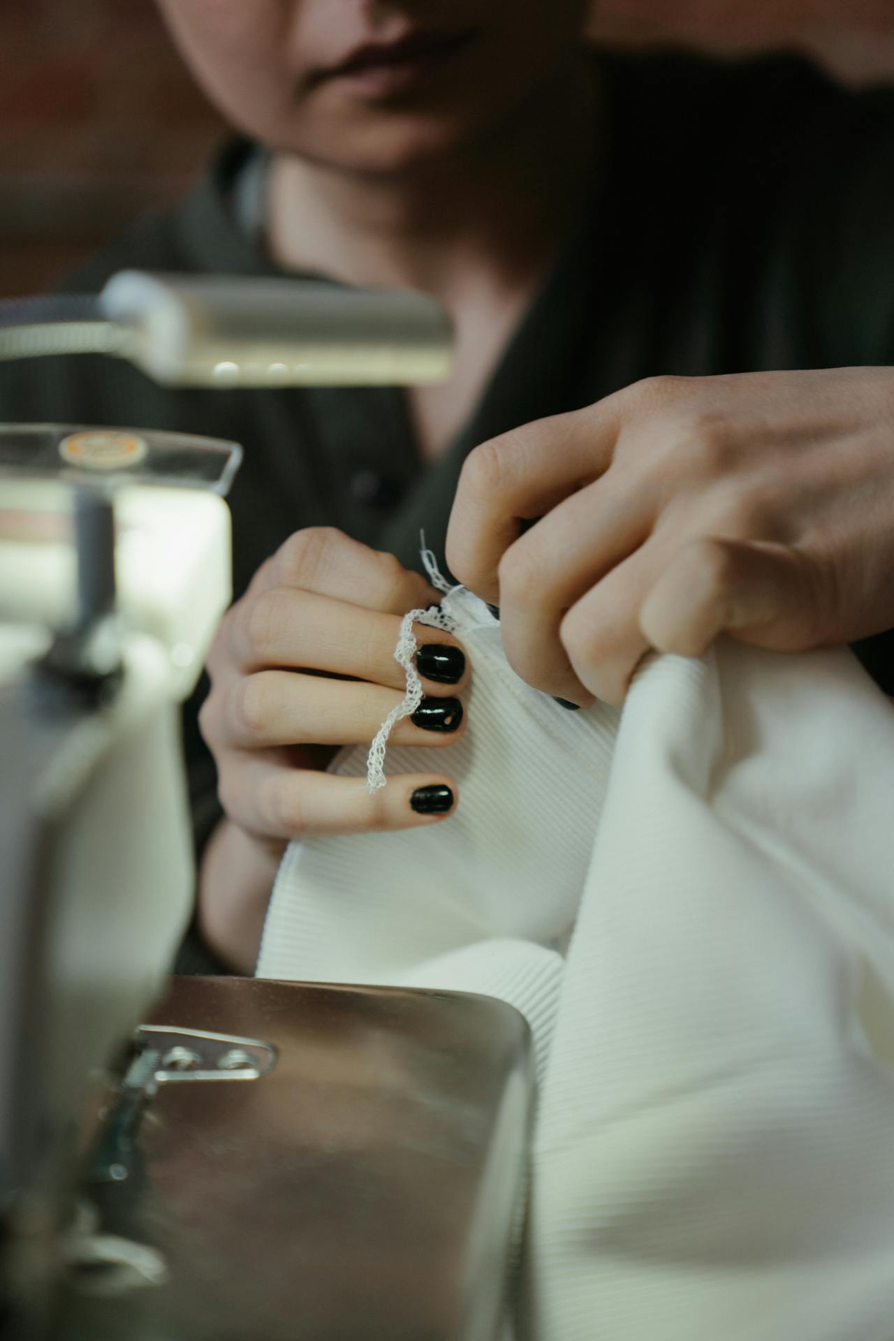 Eine Frau näht ein Kleid | Quelle: Pexels