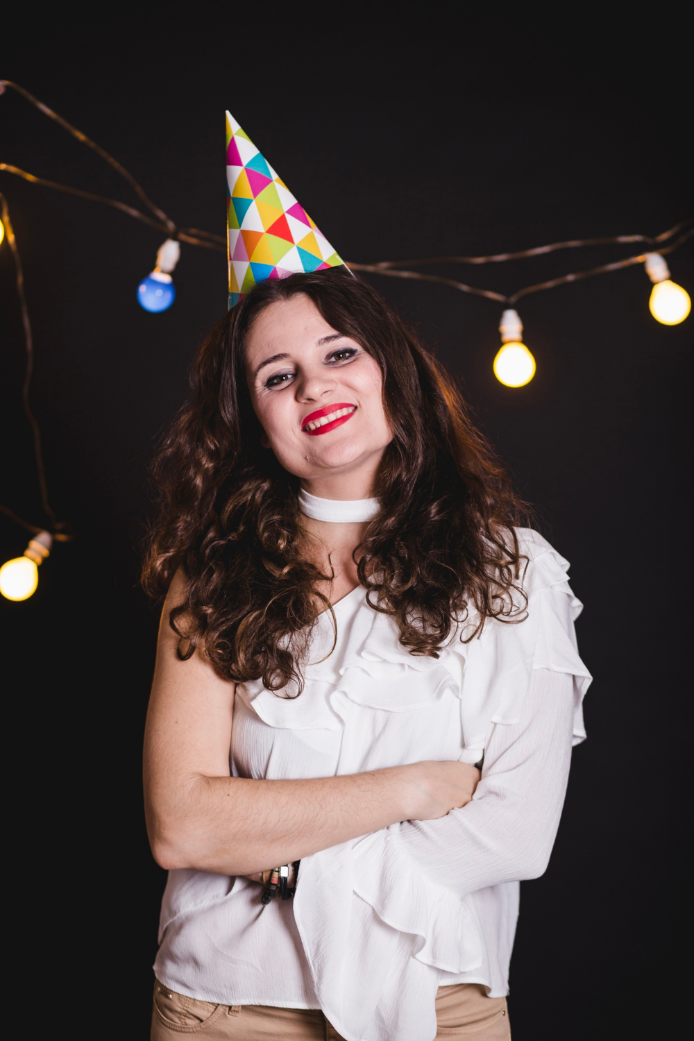 Eine lächelnde Frau auf einer Party | Quelle: Freepik