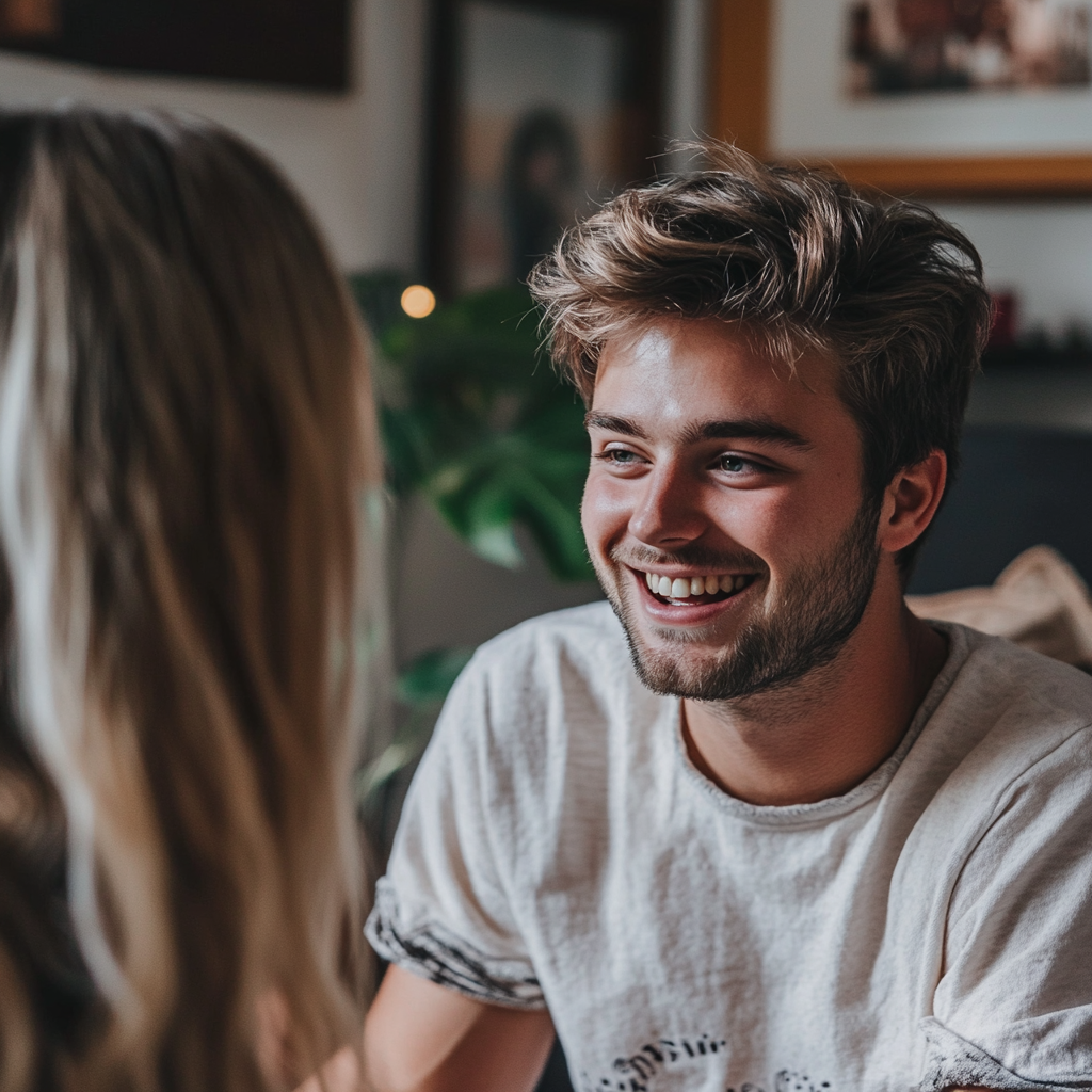 Ein lachender Mann im Gespräch mit seiner Frau im Wohnzimmer | Quelle: Midjourney