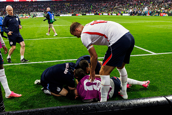 Dan Burn (r.) hilft seinem verletzten Teamkollegen Jordan Henderson nach dem WM-Achtelfinalsieg Englands gegen Mexiko im Mexico City Stadium, Mexiko-Stadt, 5. Juli 2026. | Quelle: Getty Images