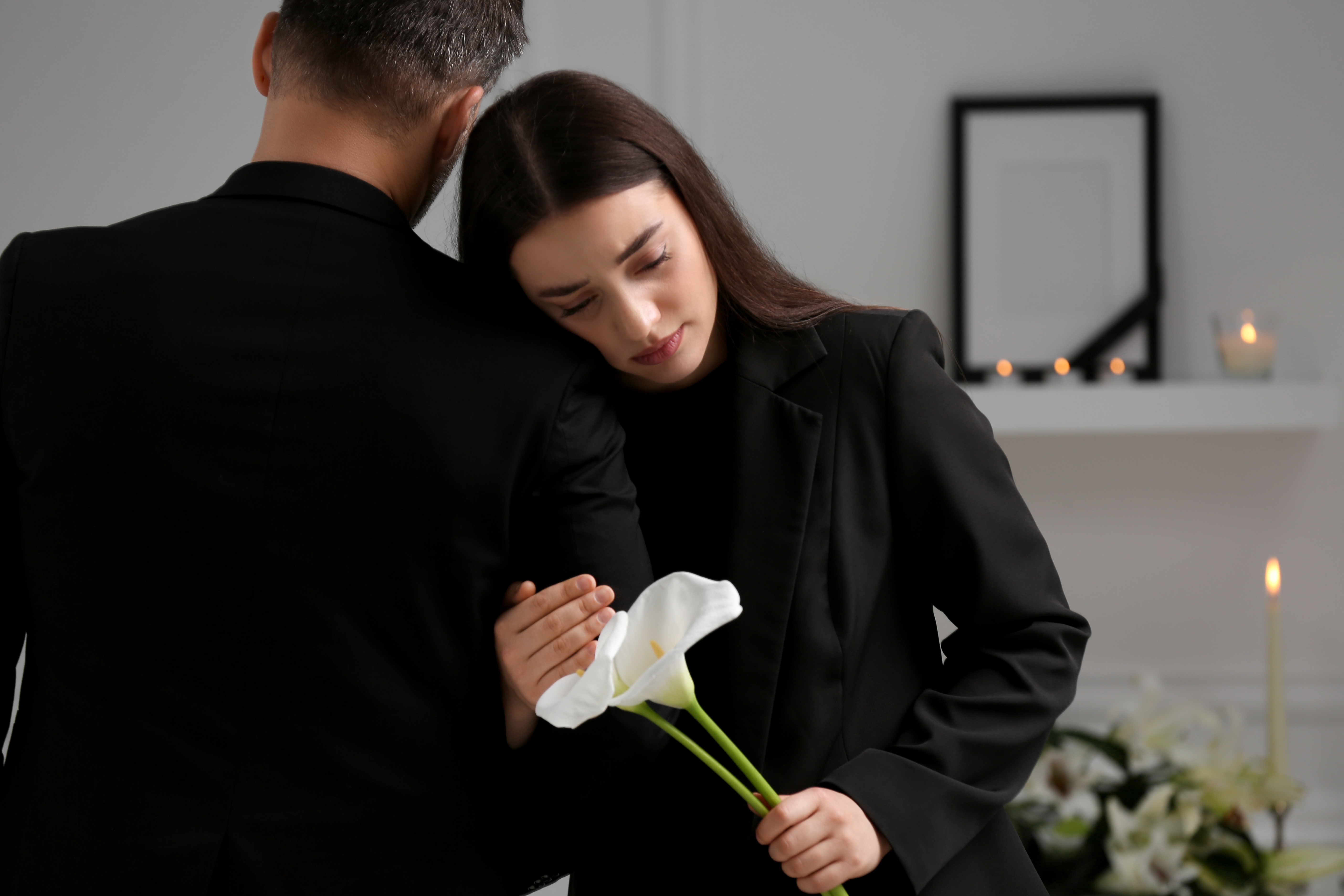 Ein traurig dreinblickendes Paar bei einer Beerdigung | Quelle: Shuttertsock
