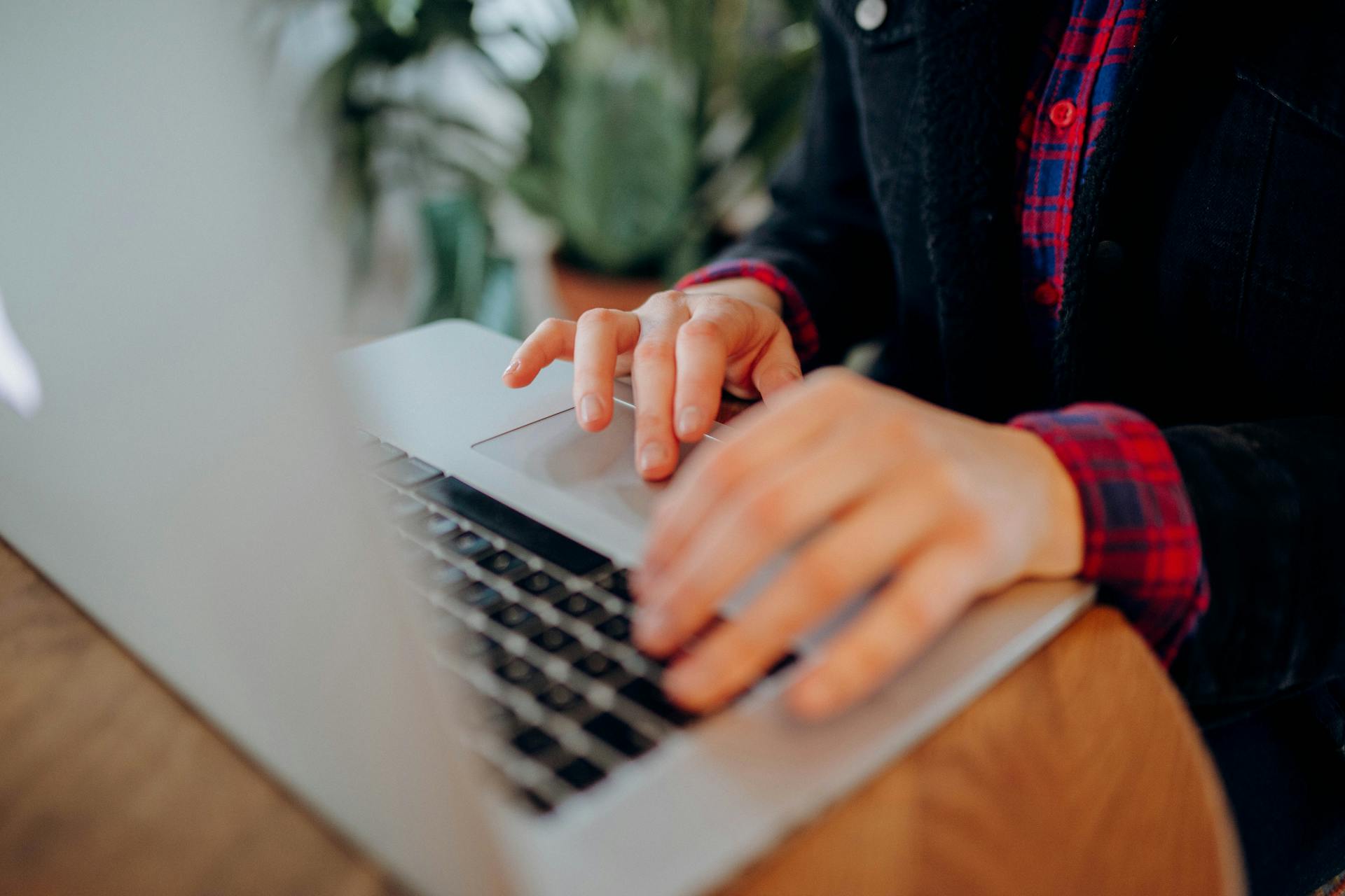 Eine Frau benutzt ihren Laptop | Quelle: Pexels