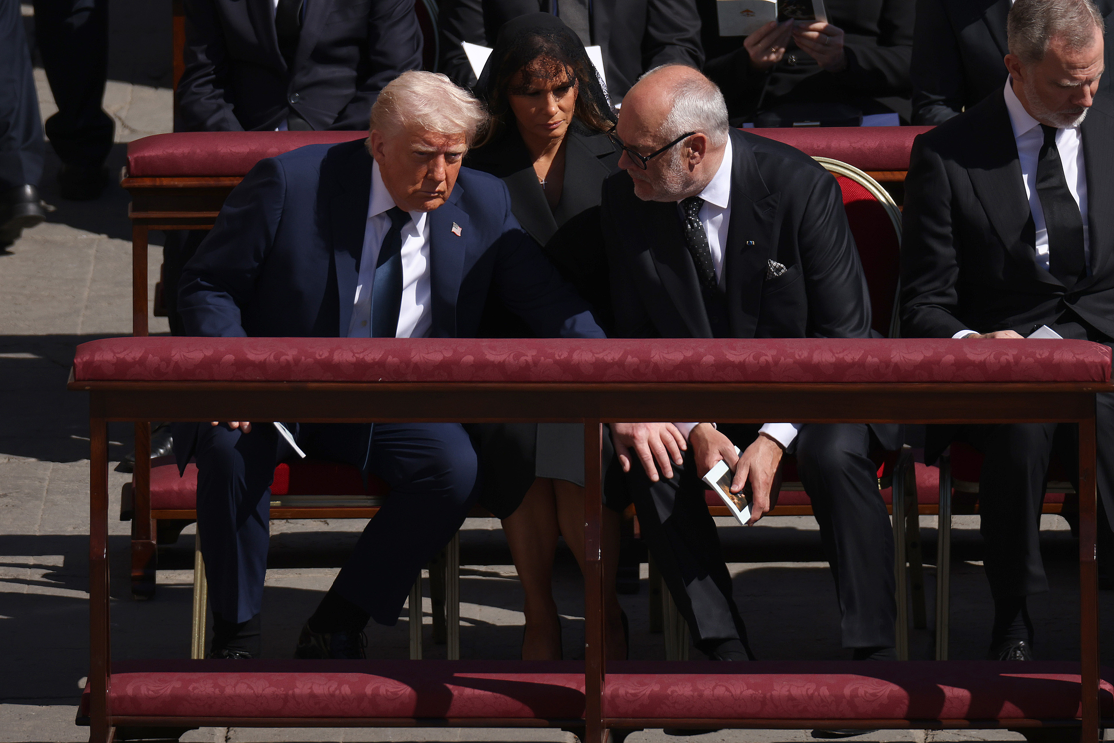 Donald Trump spricht mit dem estnischen Präsidenten Alar Karis, während Melania Trump zuschaut. | Quelle: Getty Images
