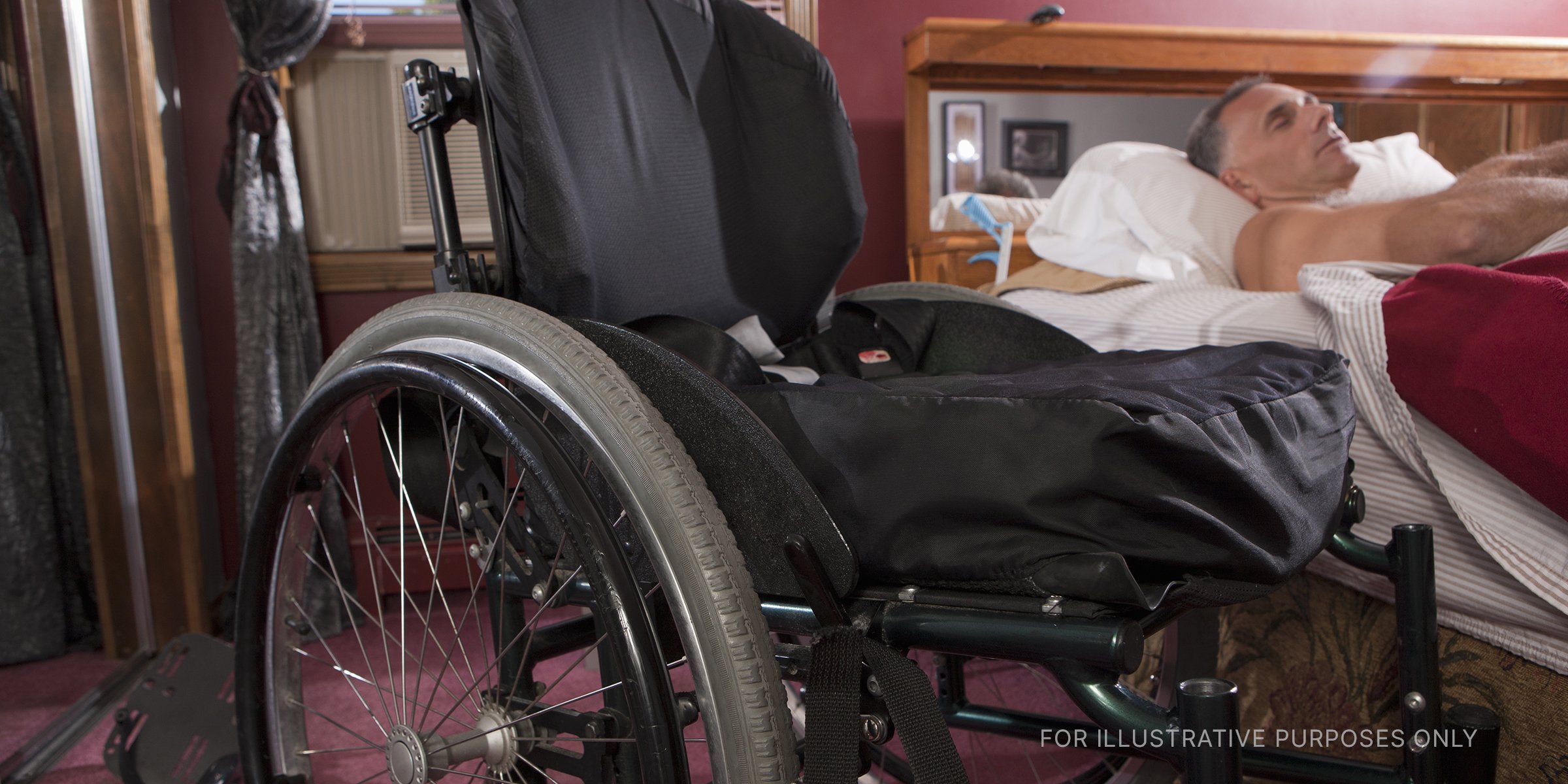 Ein behinderter älterer Mann schläft neben einem Rollstuhl | Quelle: Getty Images